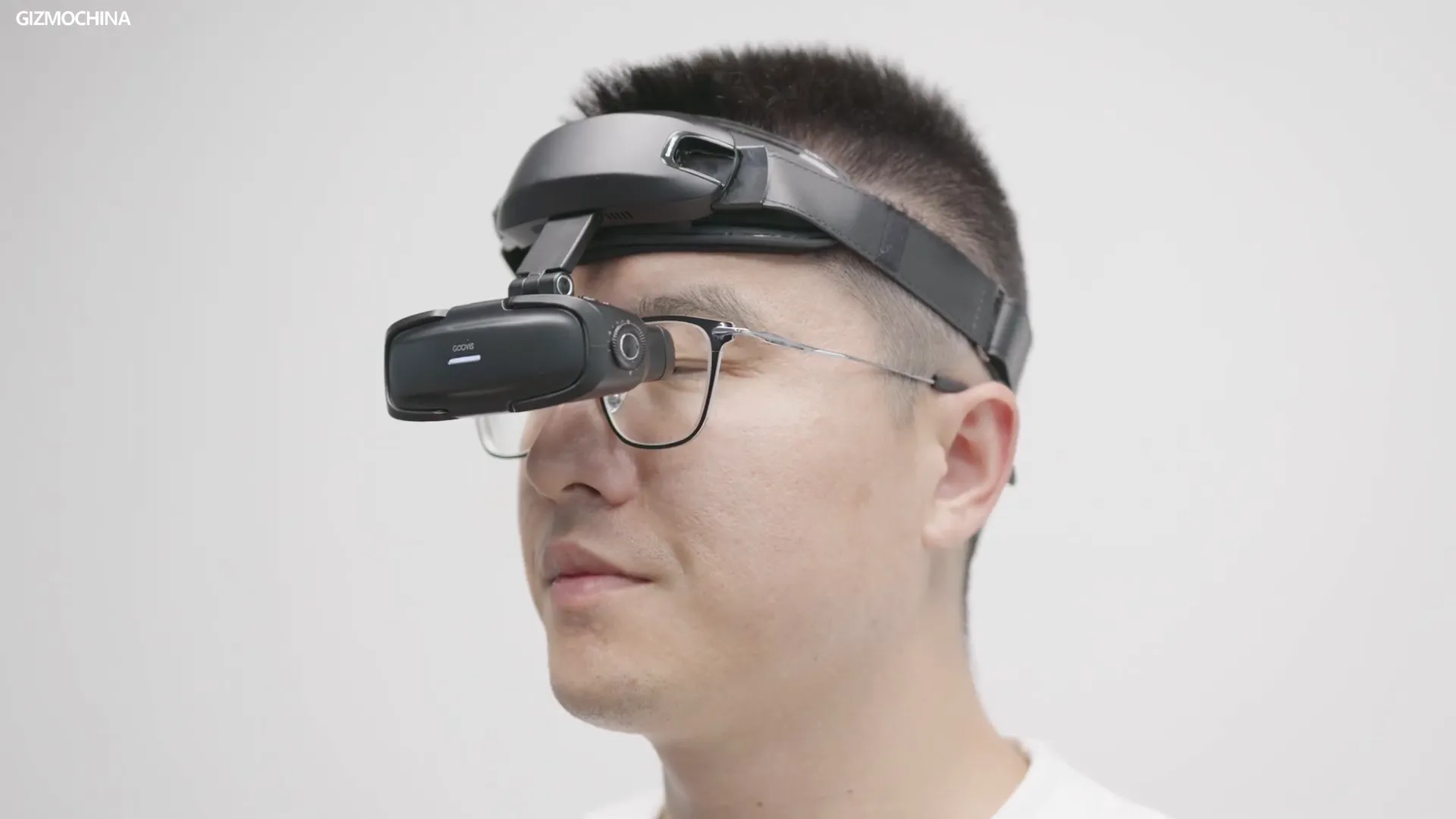 GOOVIS Art: A Lightweight Head-Mounted Display with Excellent Visual Quality 2 Design of GOOVIS Art showing small block in front of eyes