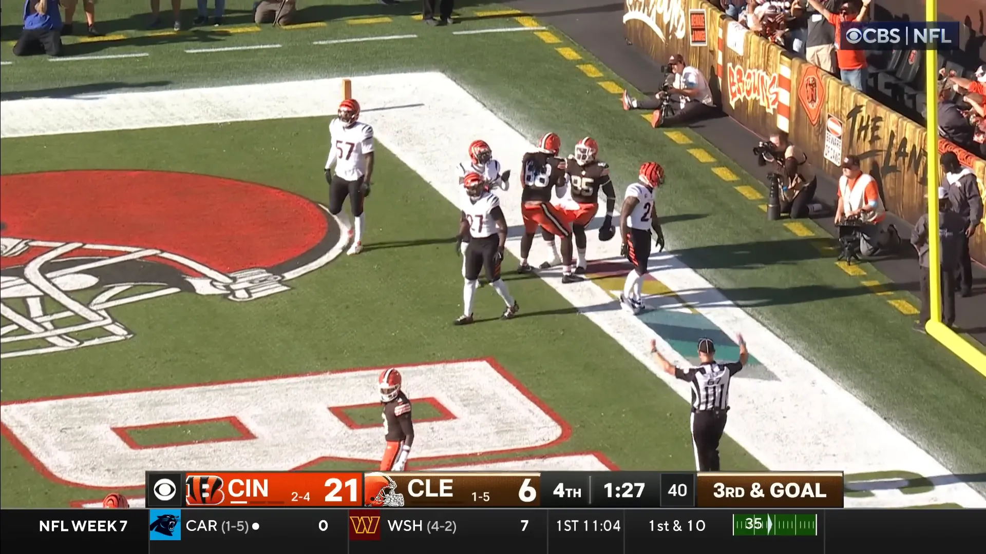 Njoku catches a touchdown pass