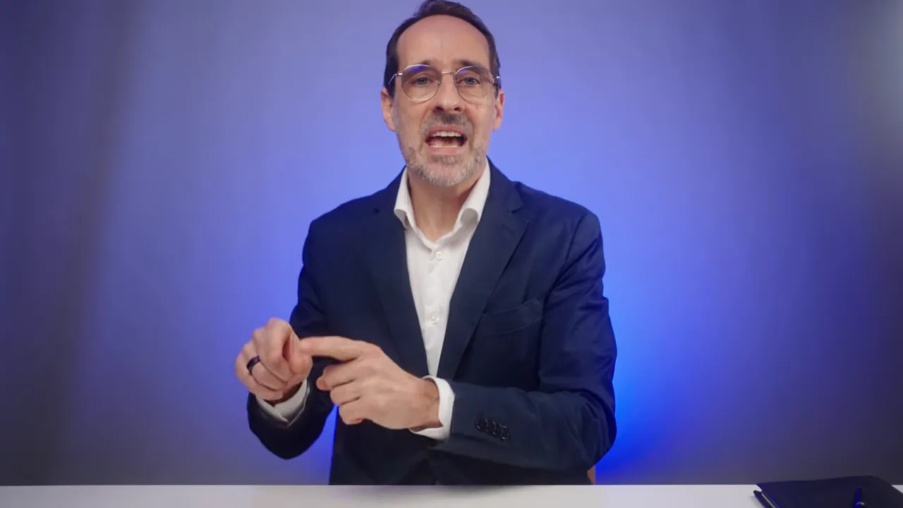 Moderator zählt mit den Fingern die wichtigsten Schritte beim Fund eines Testaments
