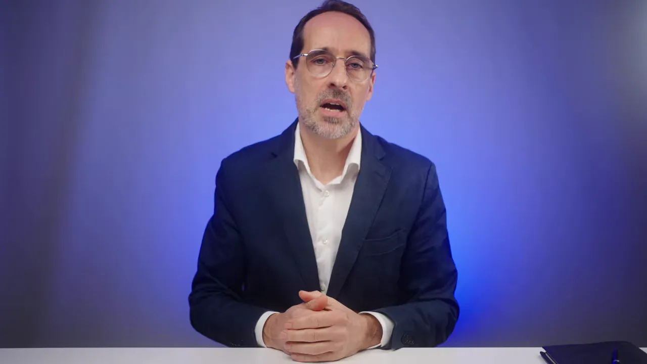 Moderator erklärt die rechtlichen Folgen eines nachträglich gefundenen Testaments vor blauem Hintergrund