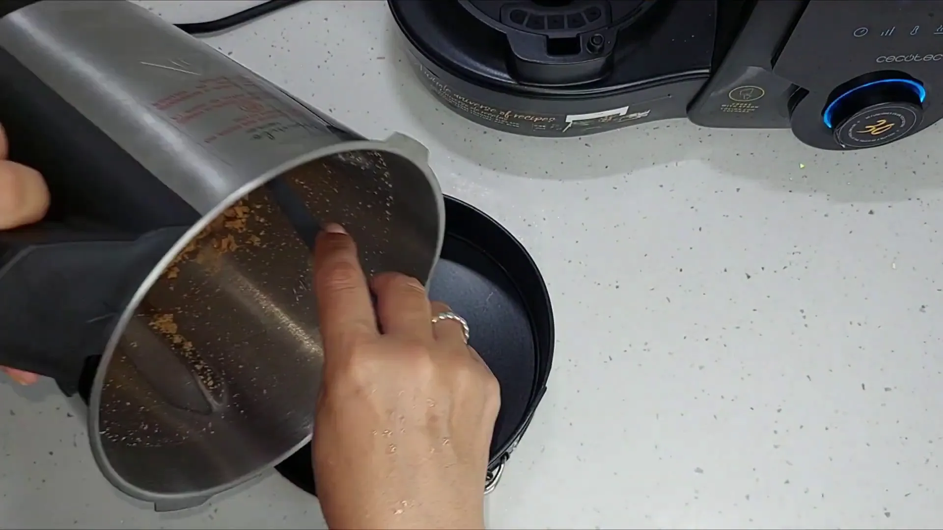 Triturar galletas con mantequilla para la base