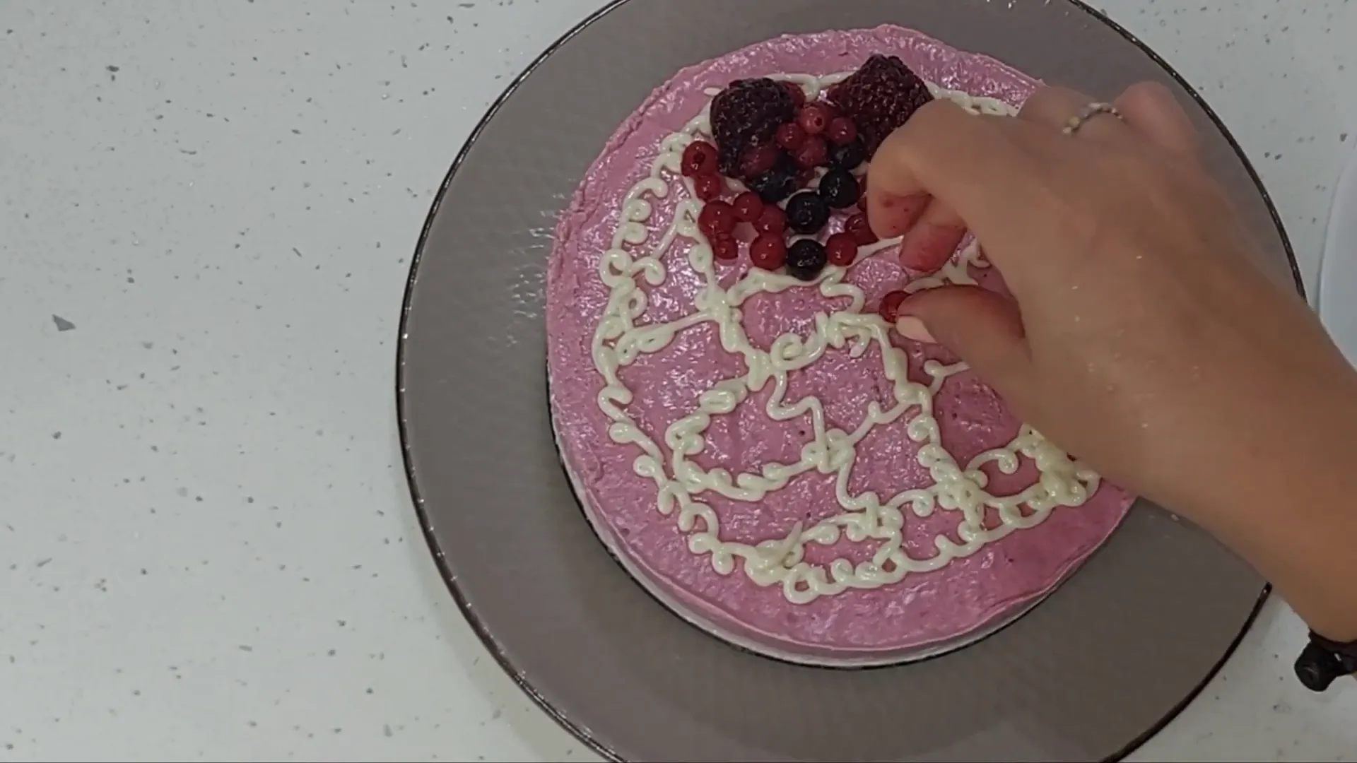 Decorando la tarta con frutos del bosque