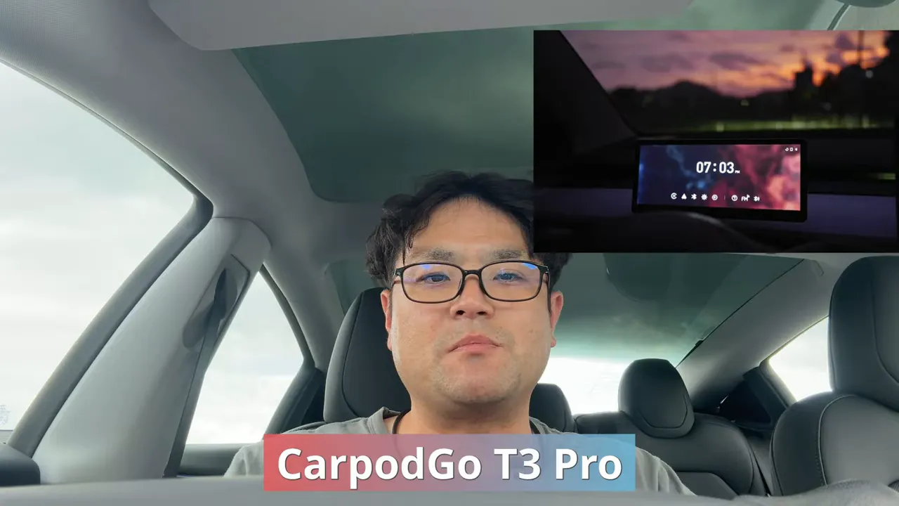 テスラ車内でCarpodGoの画面を表示している様子