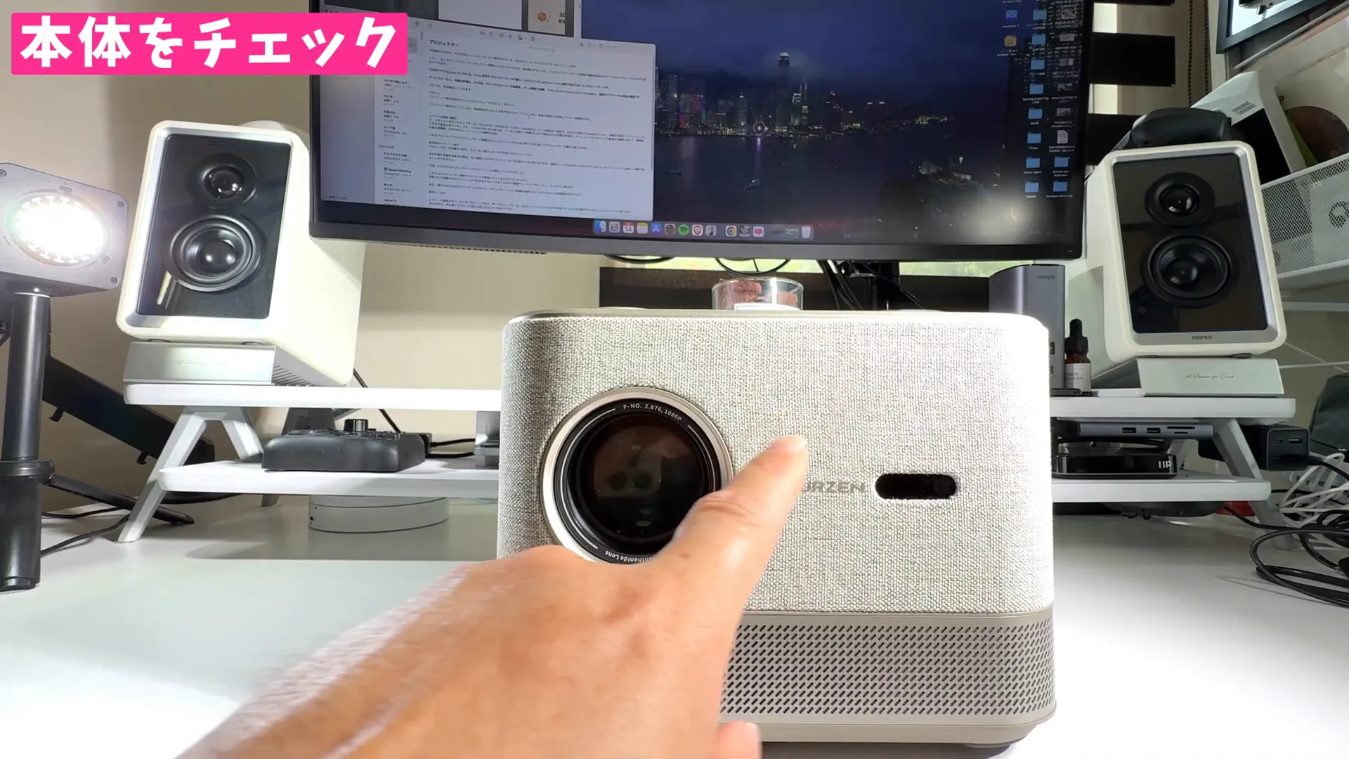 本体正面のレンズと自動補正用カメラの位置が分かるショット