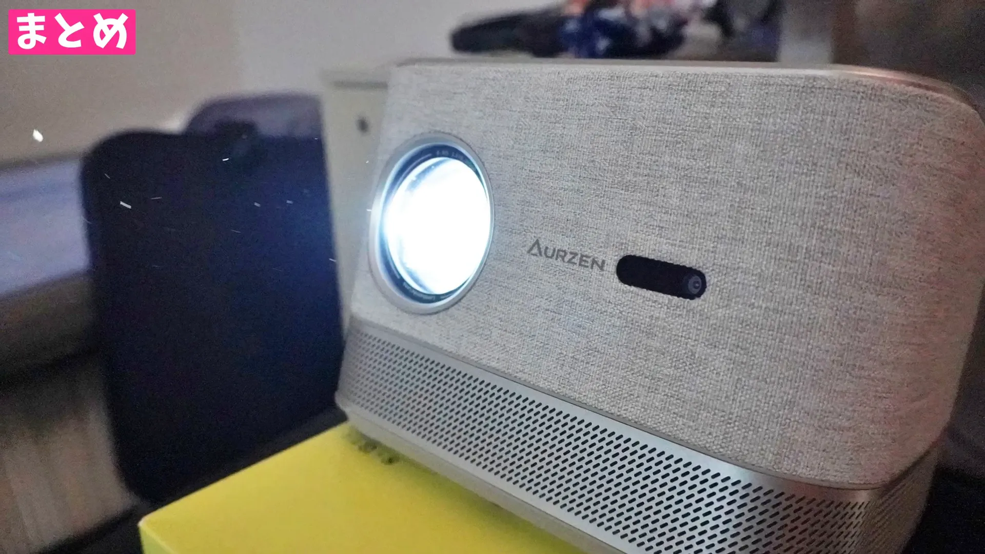 レビューの総括を行っているシーン、製品を指差して説明している様子