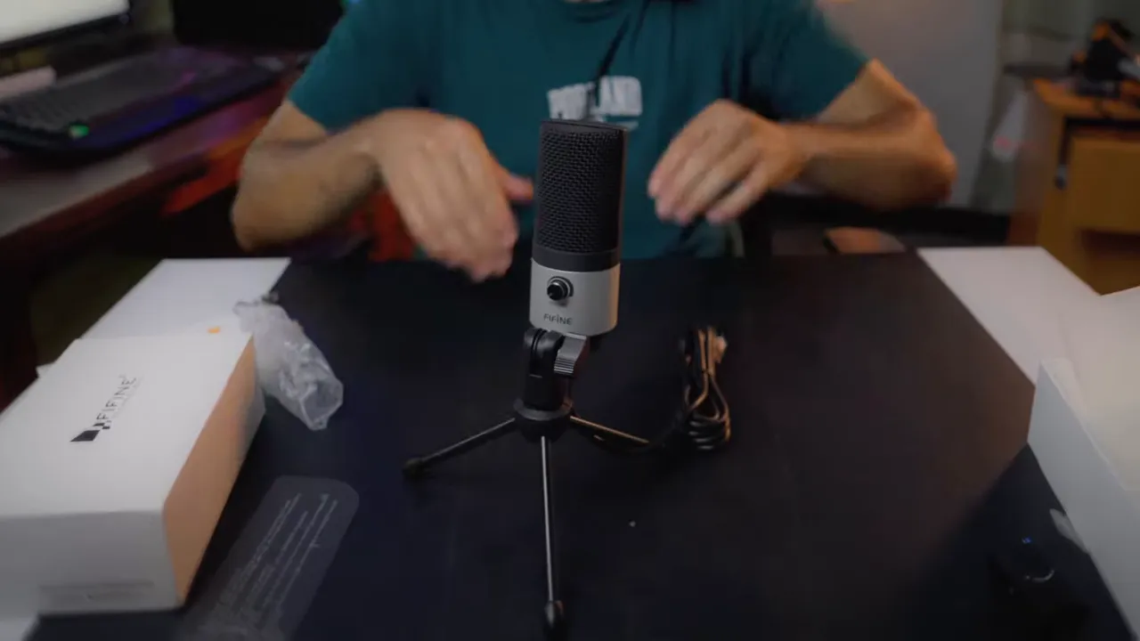 Microphone FIFINE K669S gris monté sur son petit trépied noir