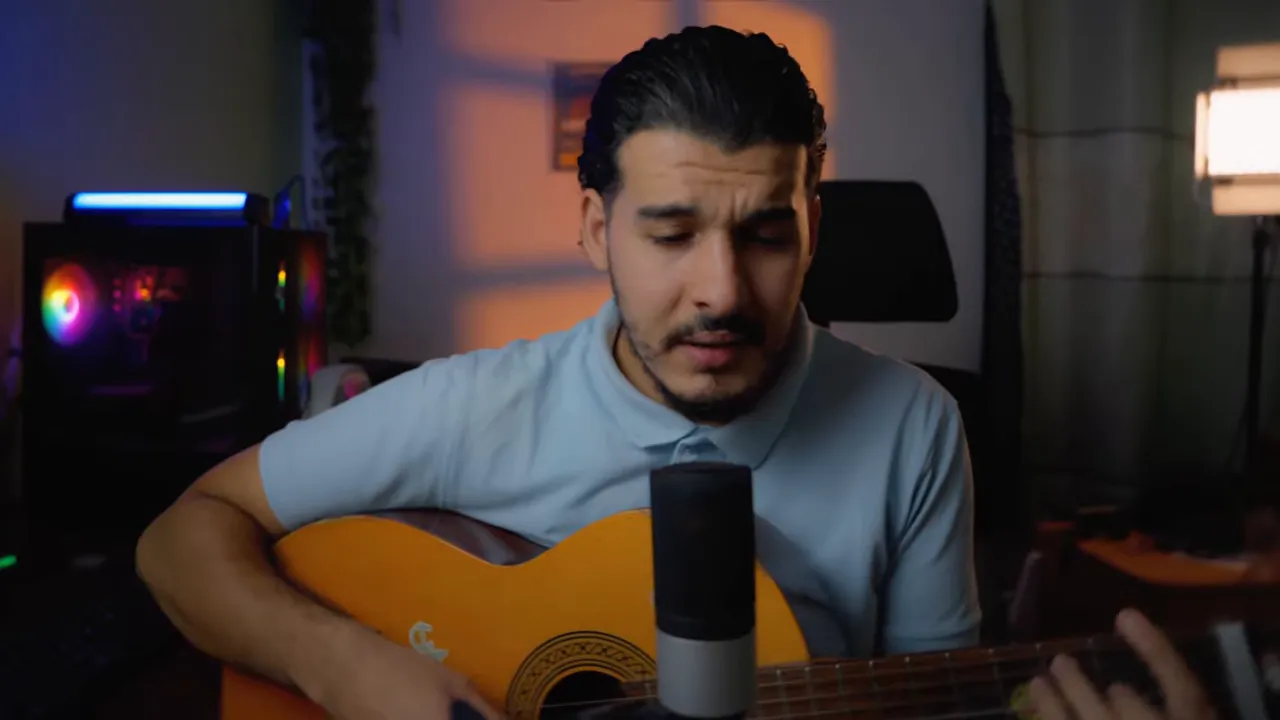 Guitare acoustique jouée devant le microphone FIFINE K669S placé sur un bureau