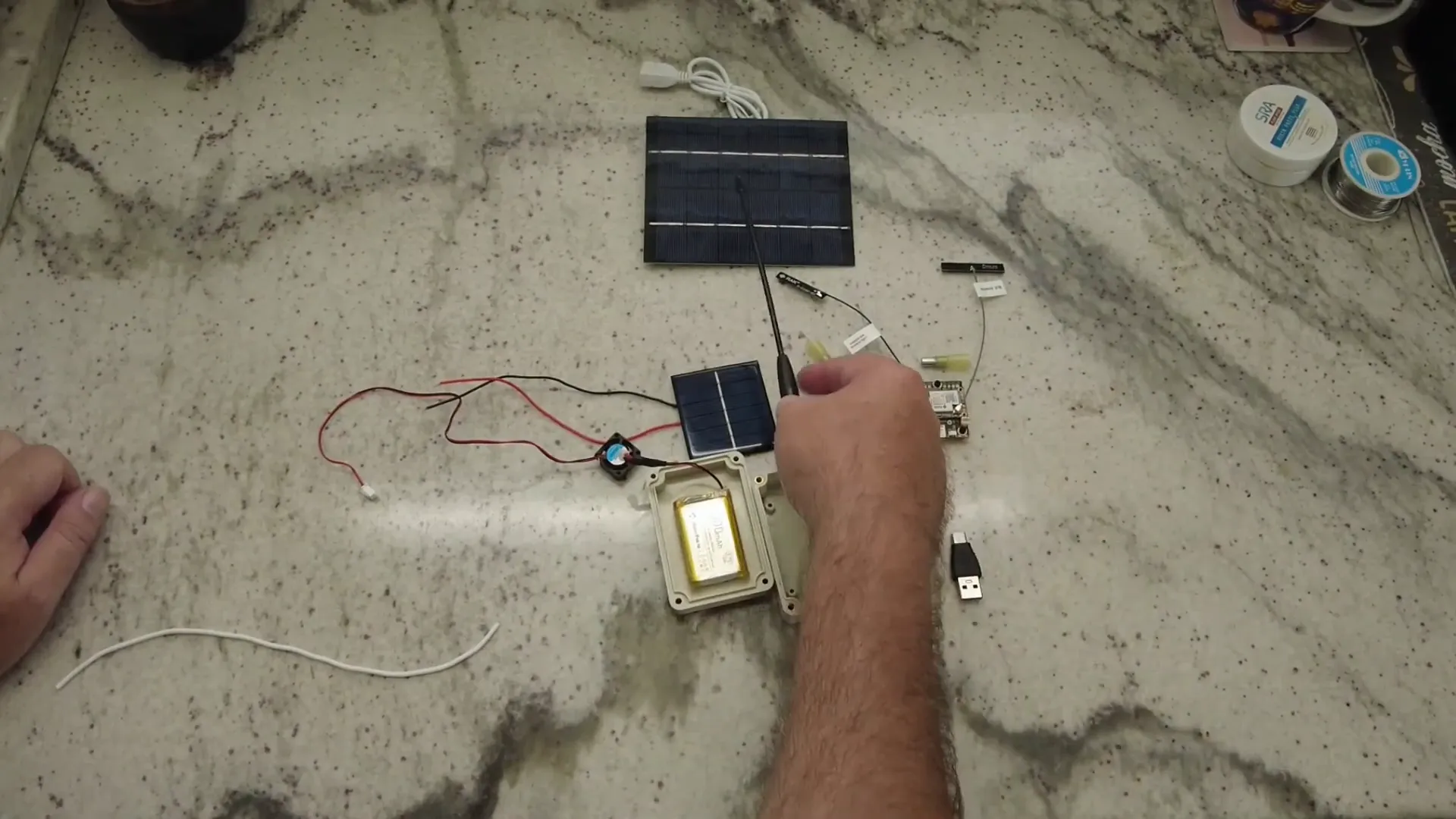 Mounting the RAK4630 and battery inside the case