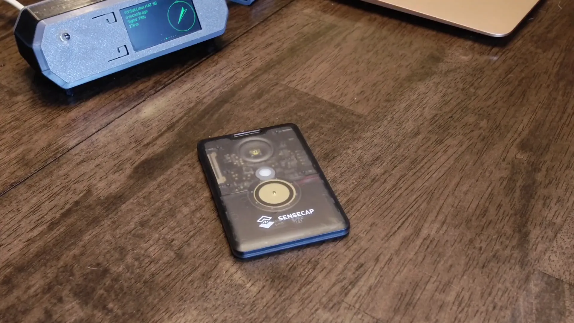 Showing the waterproof features of the T1000E