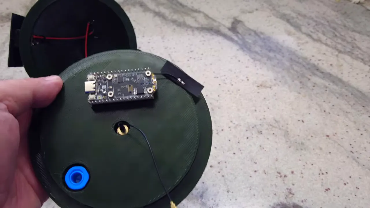 Heltec V4 no-screen board with antenna feed and enclosure details for Solar Meshtastic tree node