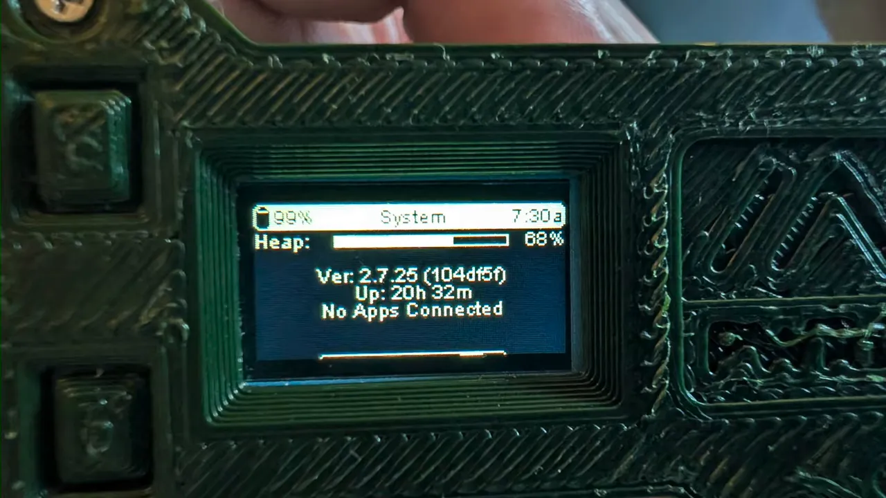 Close-up of the Heltec T096 screen showing about 20 hours of uptime and no app connected