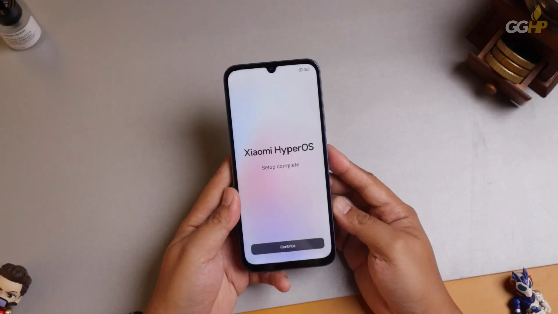 Tampilan depan Redmi 15C saat dinyalakan menunjukkan notch V dan bezel yang relatif tebal