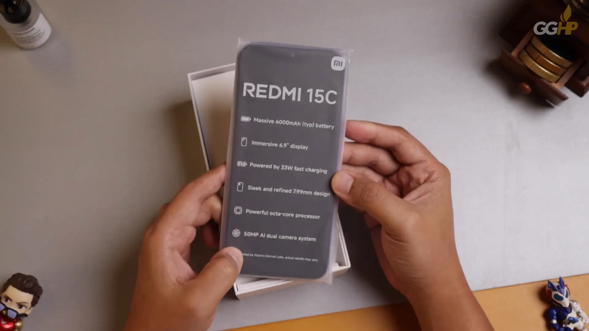 Penampakan Redmi 15C Moonlight Blue di atas meja, menunjukkan desain belakang glossy dan modul kamera ganda