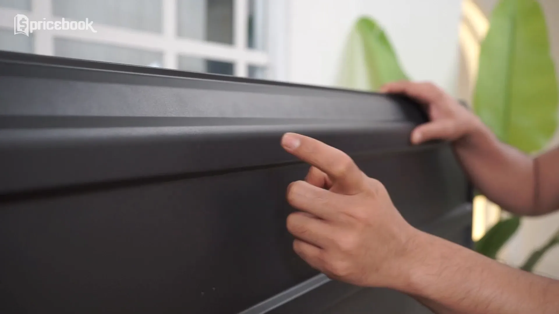 Tampilan close-up bezel tipis dan material metal pada bagian belakang TV