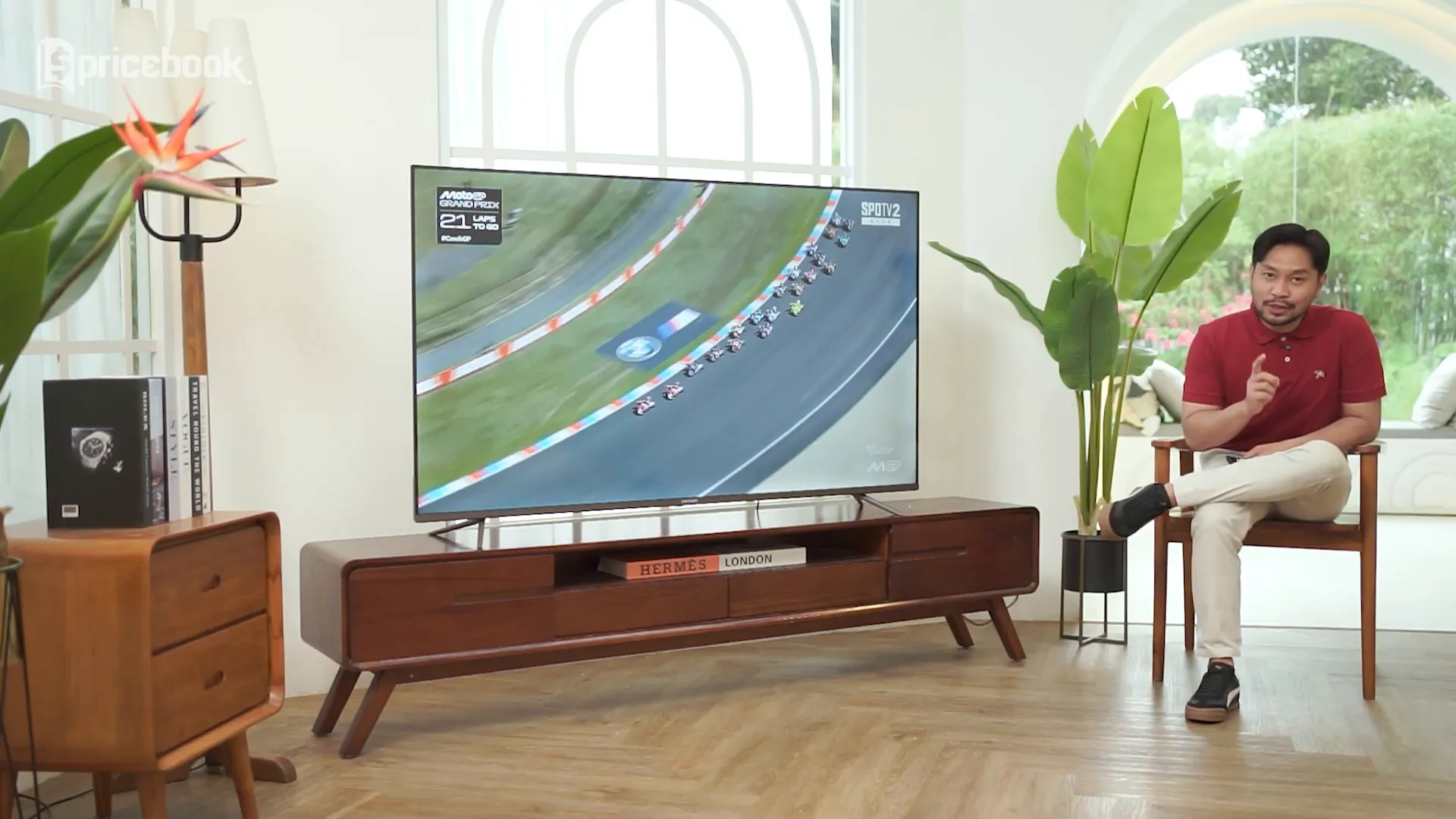 Host mempresentasikan Polytron Smart Cinemax EQLED 65 inch di awal review