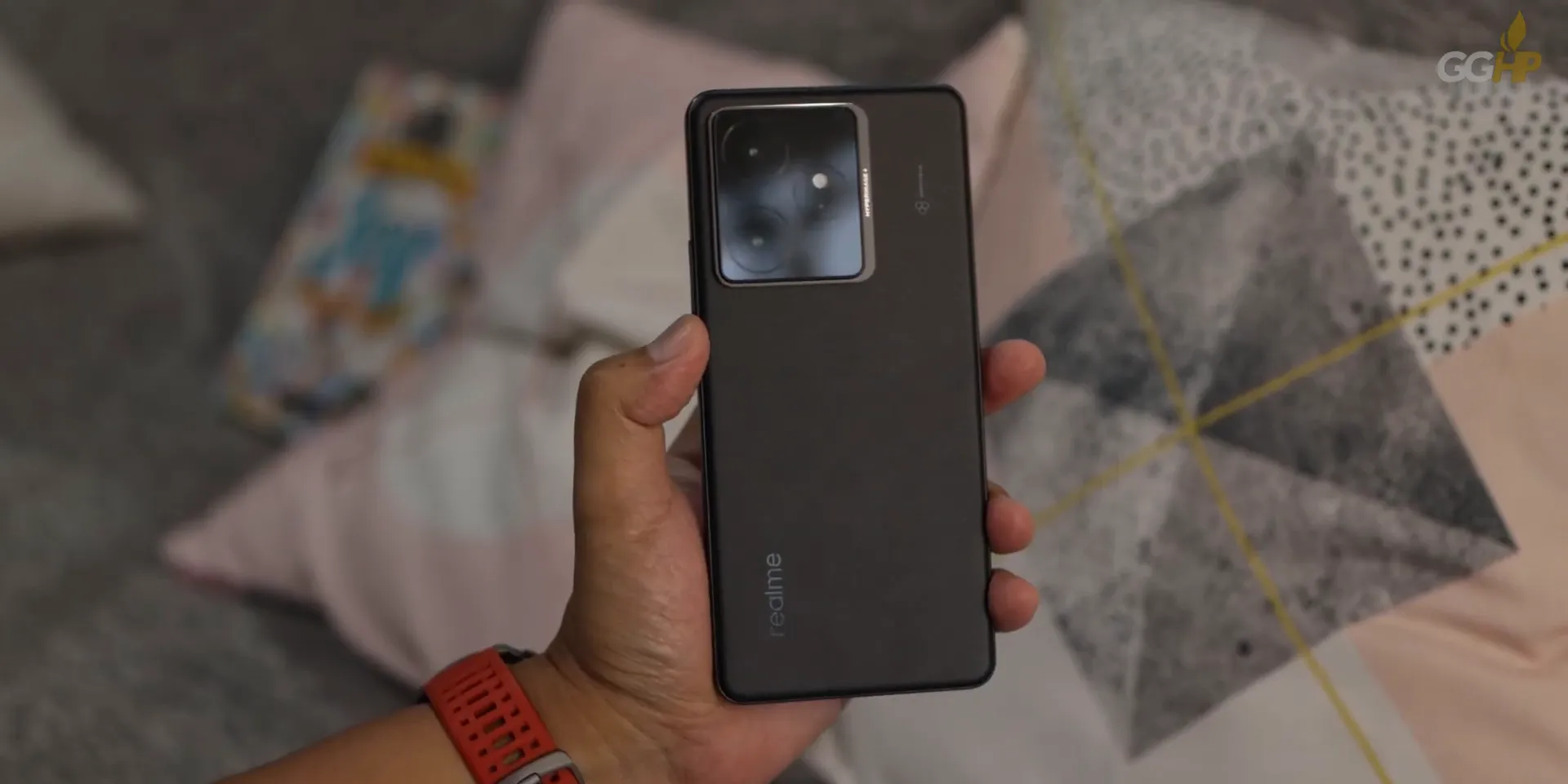 Realme GT 7 dengan desain tipis dan baterai besar 7000 mAh