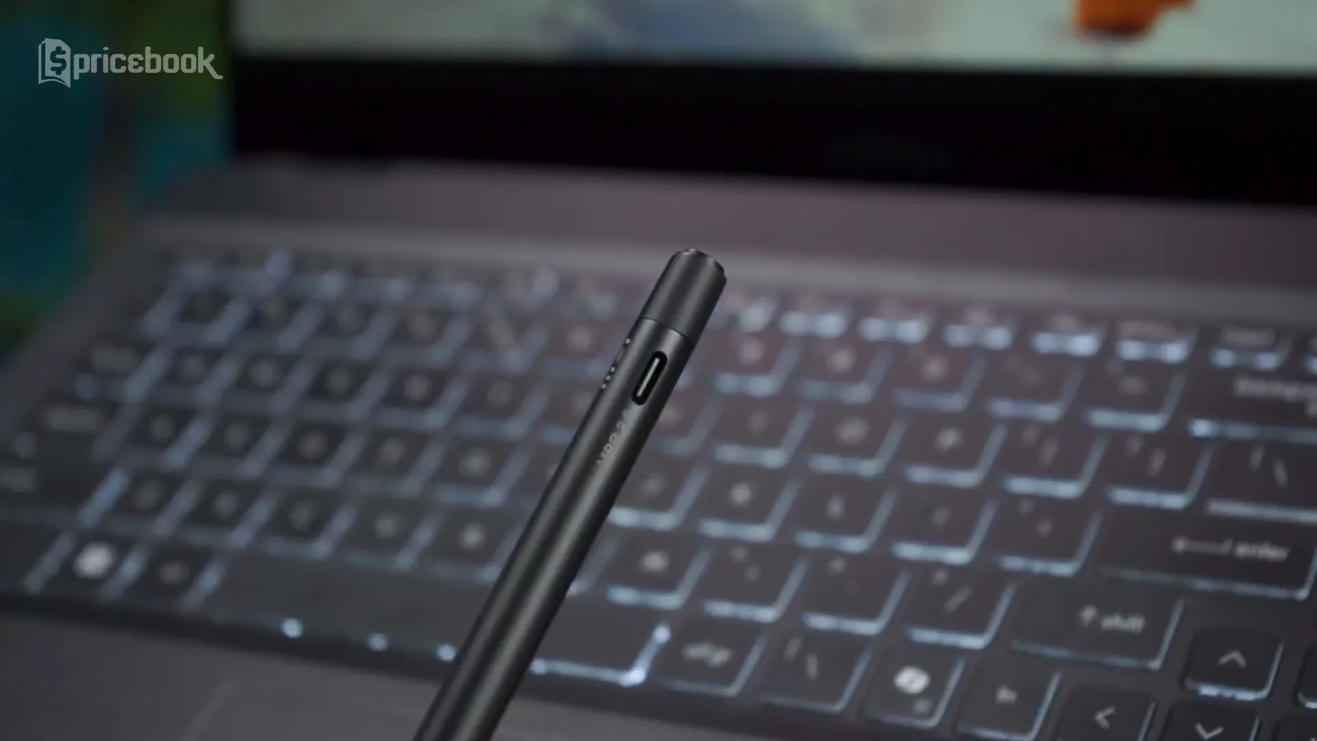 MSI Summit A16 AI+ dengan layar touchscreen dan stylus MSI Pen 2