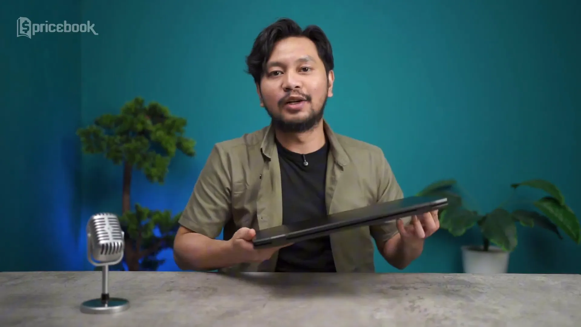 MSI Summit A16 AI+ dengan stylus dan mode tablet yang fleksibel