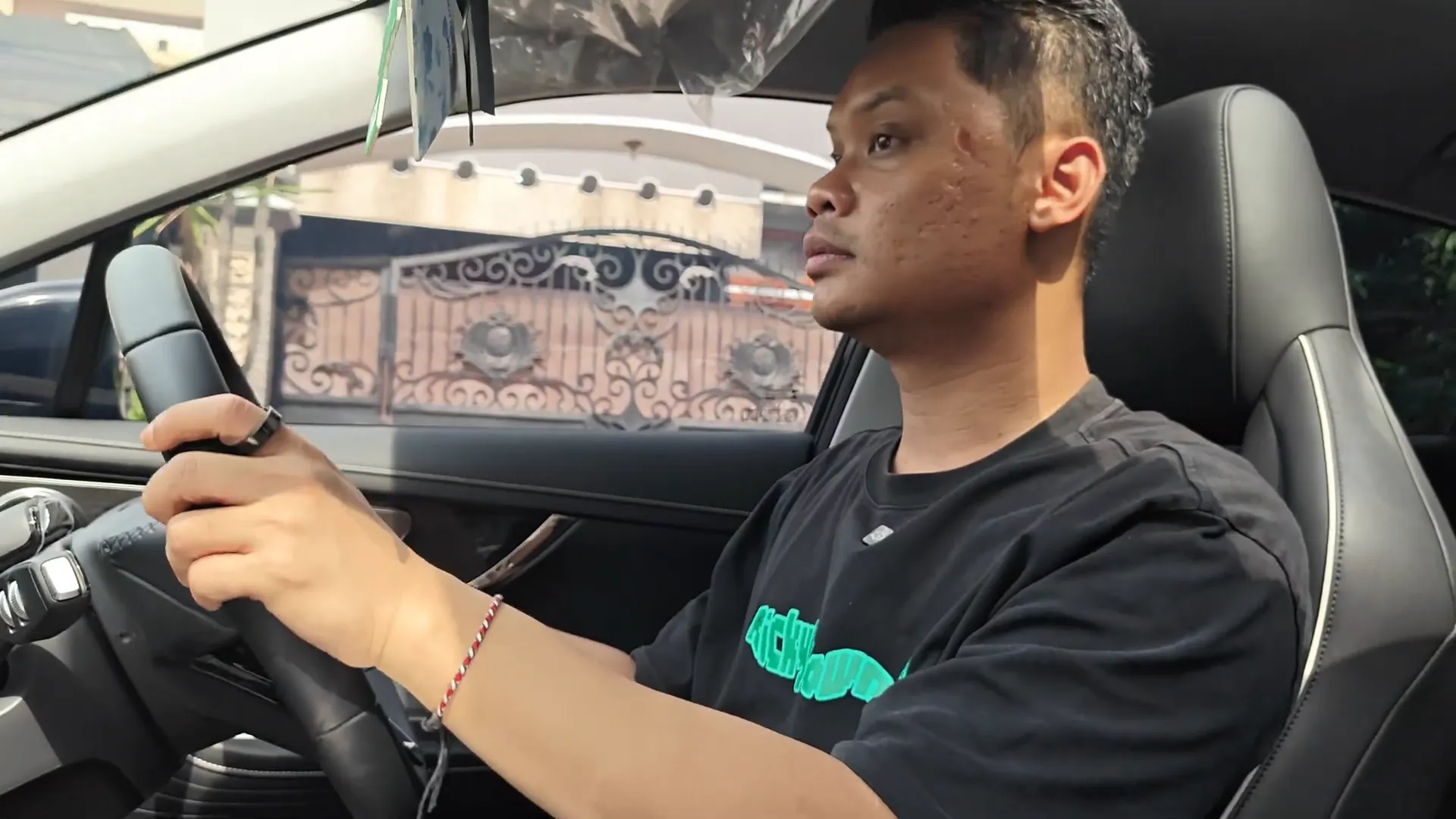 Sensor keselamatan dan notifikasi pengemudi di mobil listrik