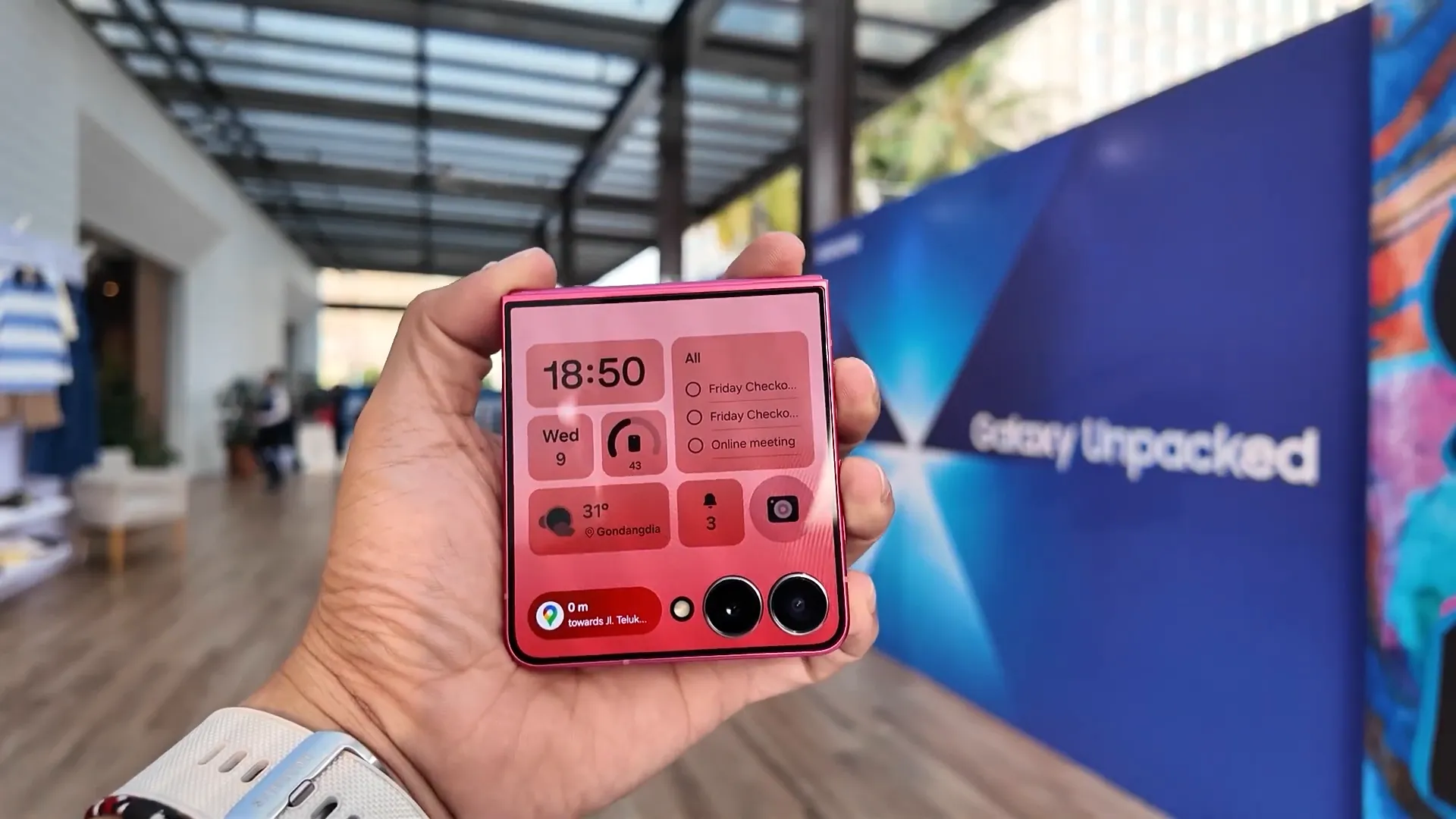 Layar sekunder Samsung Galaxy Z Flip 7 berukuran besar dan terang