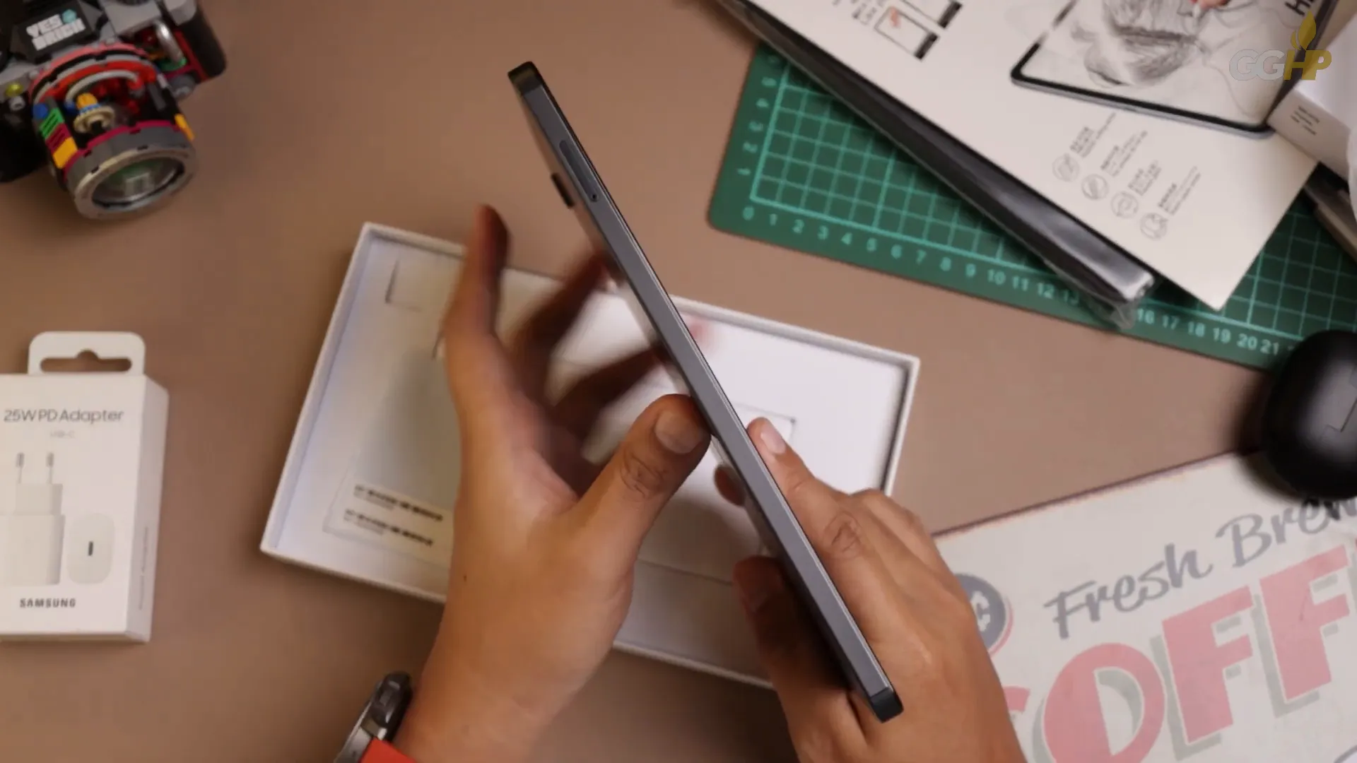Desain belakang Galaxy Tab A9 dengan material metal dan plastik