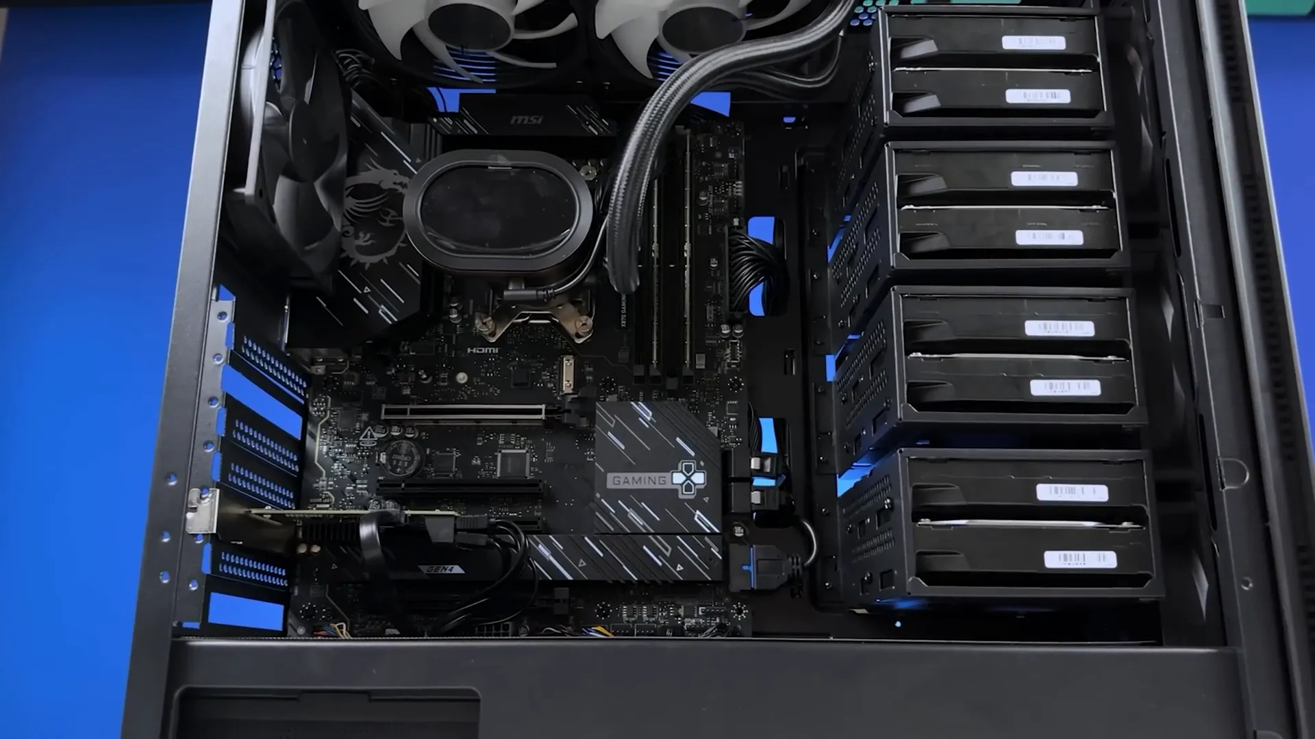 Casing Infinity C23 Tower dengan banyak slot drive dan ruang pendinginan