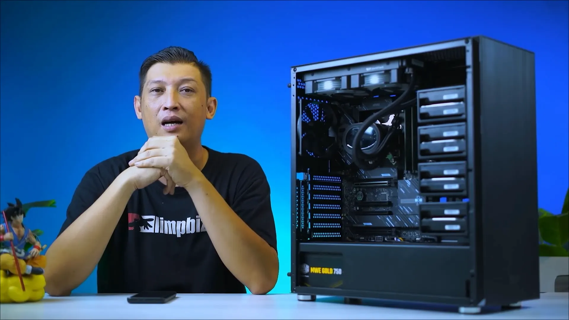 Tampilan rakitan PC data center berwarna hitam di meja