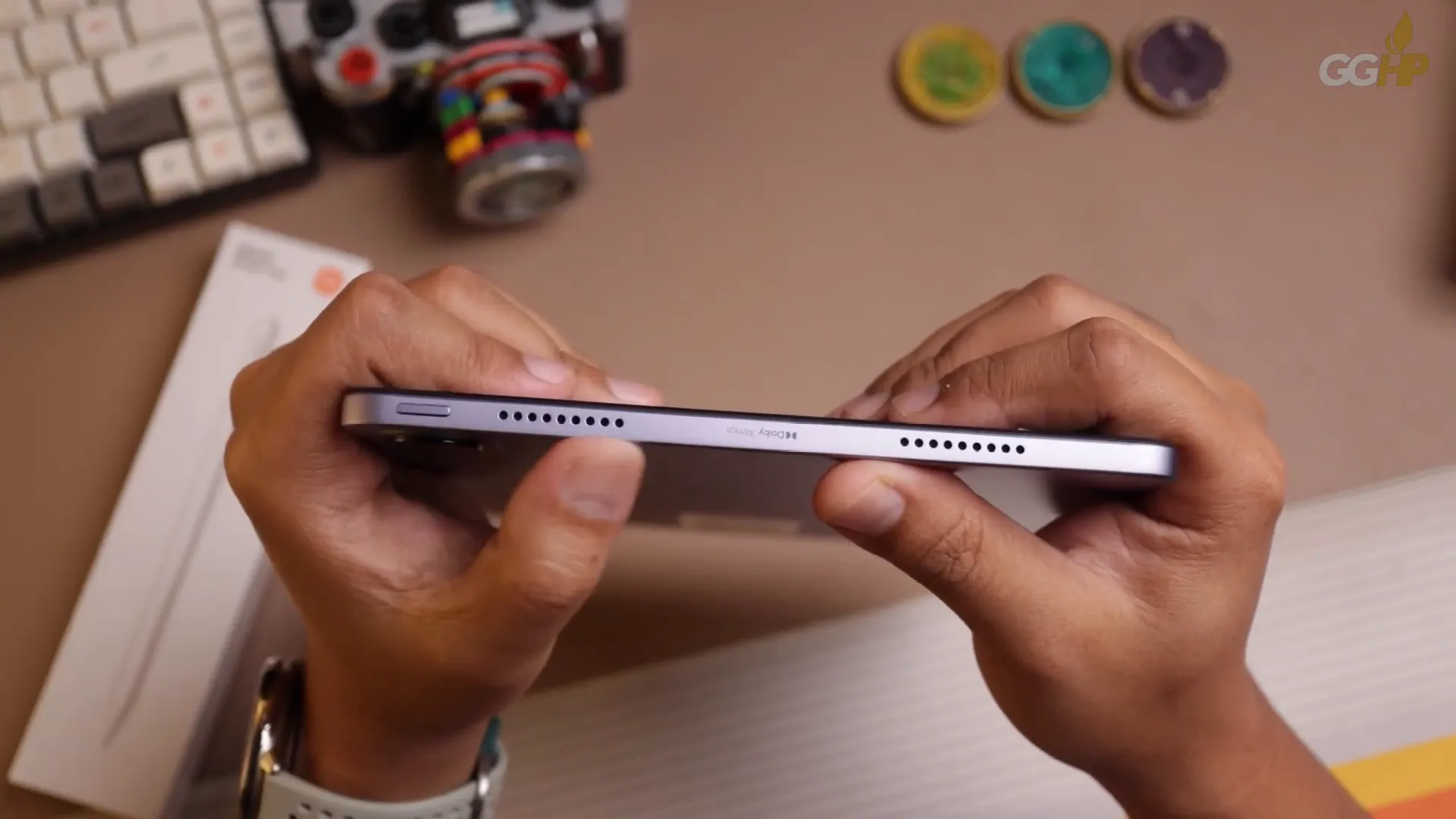 Tombol power, speaker grill, dan tulisan Dolby Atmos pada Redmi Pad 2