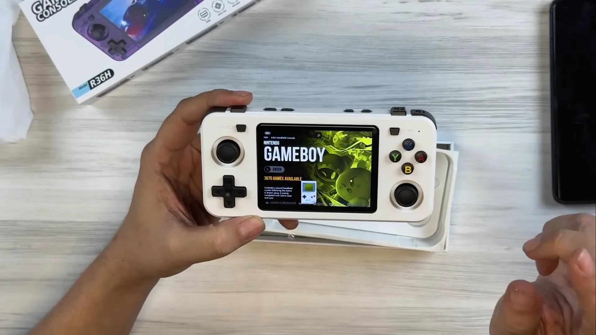 Menu utama game handheld R36H dengan berbagai pilihan emulator dan game