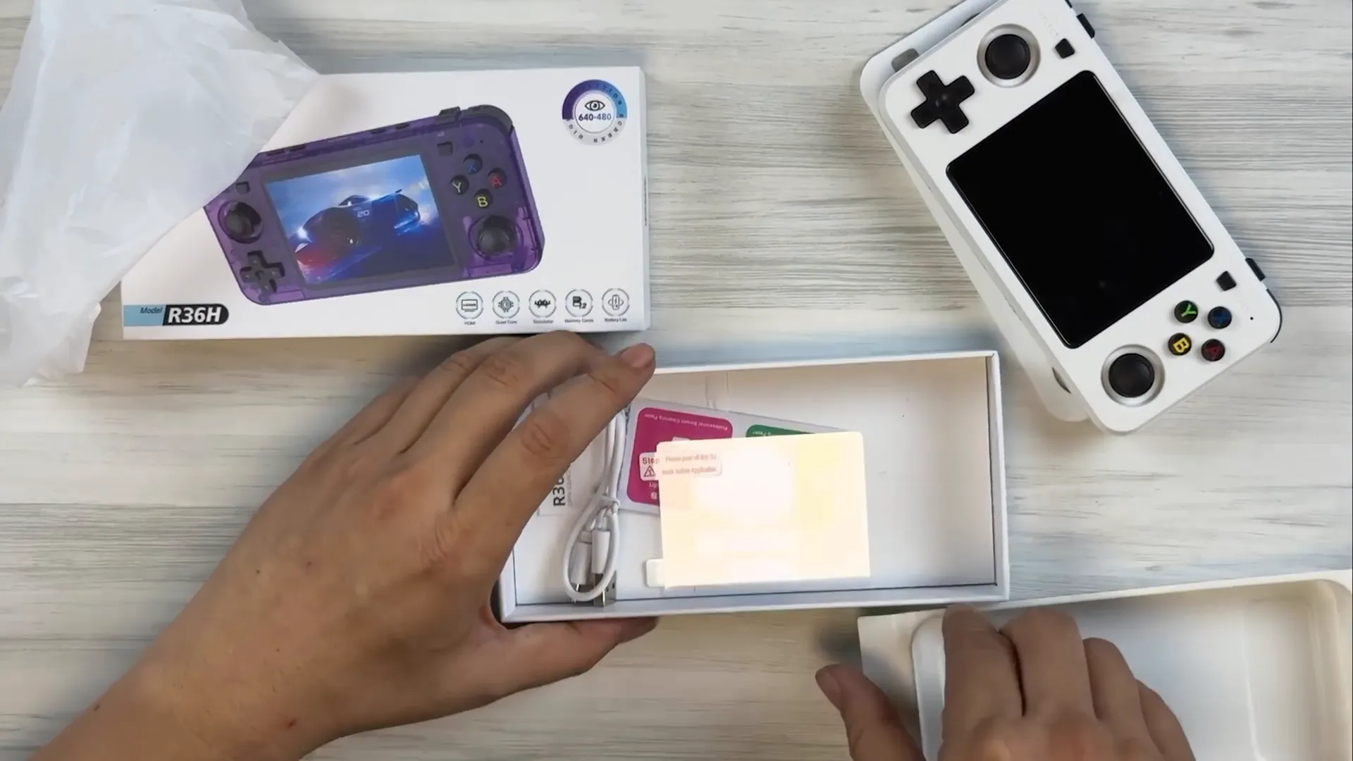 Unboxing game konsol R36H dengan aksesori lengkap