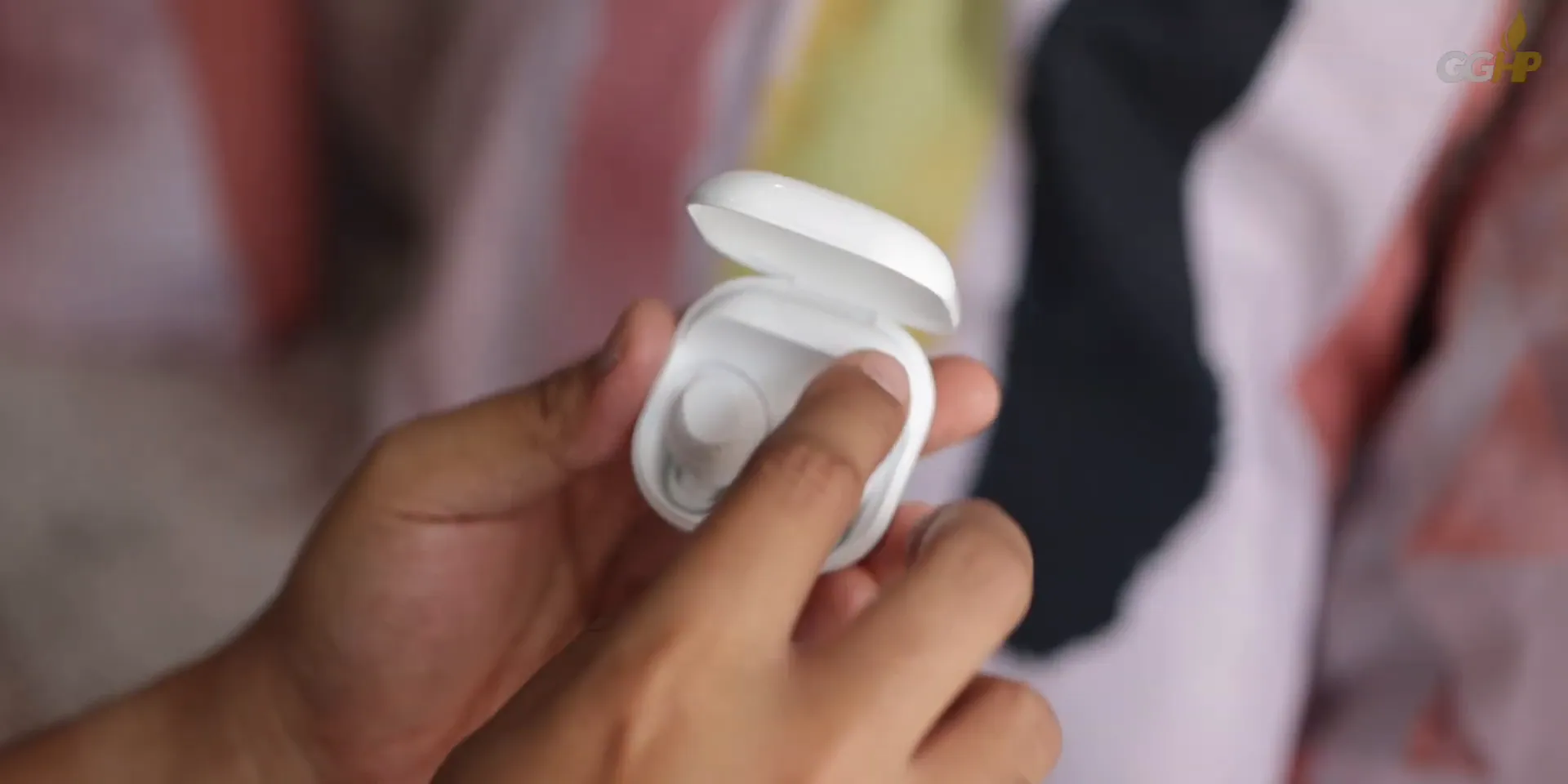 Finishing glossy dan perbedaan tutup casing dibanding Buds level atas