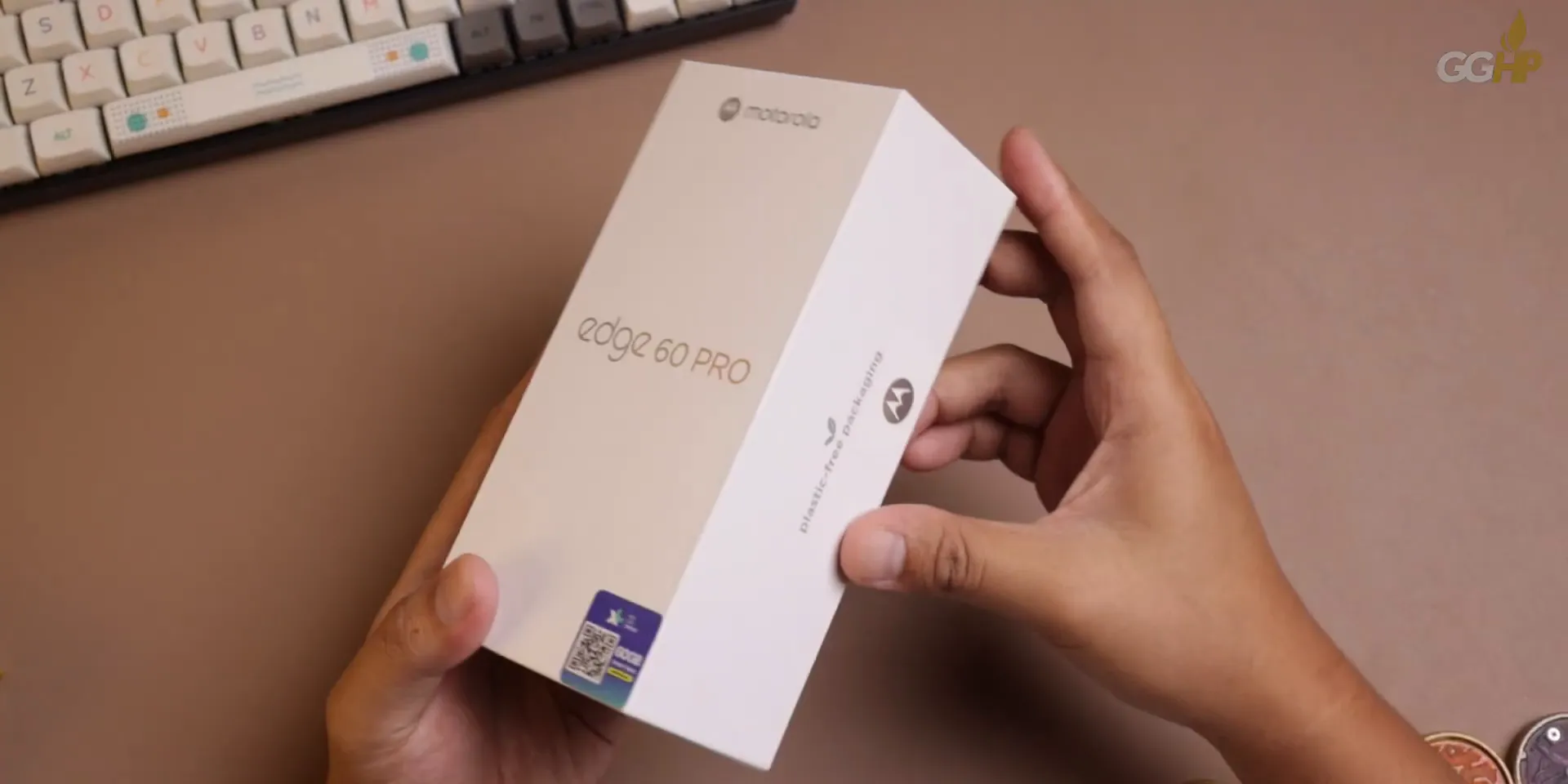 Unboxing Motorola Edge 60 Pro dengan kemasan minimalis dan ramah lingkungan