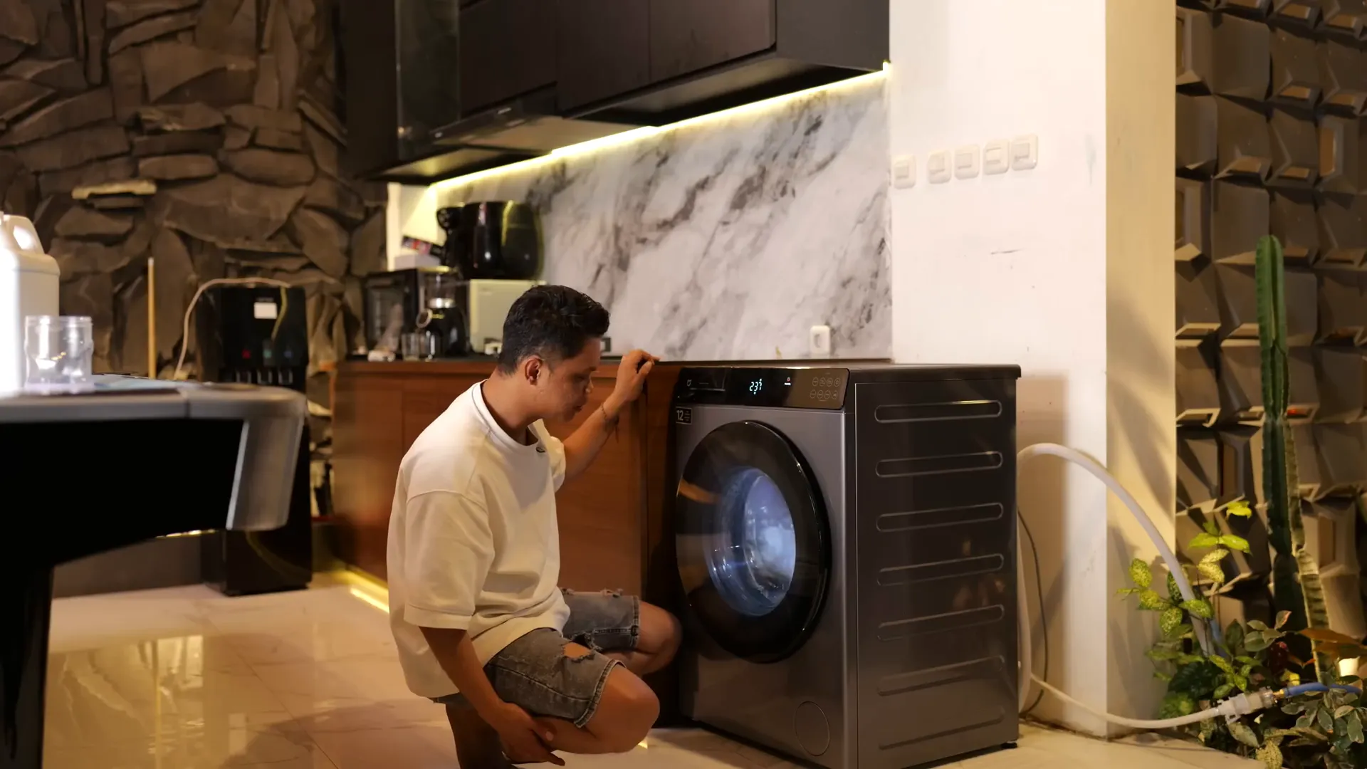 Proses pencucian dengan mesin cuci Xiaomi Mijia menggunakan mode wash and dry