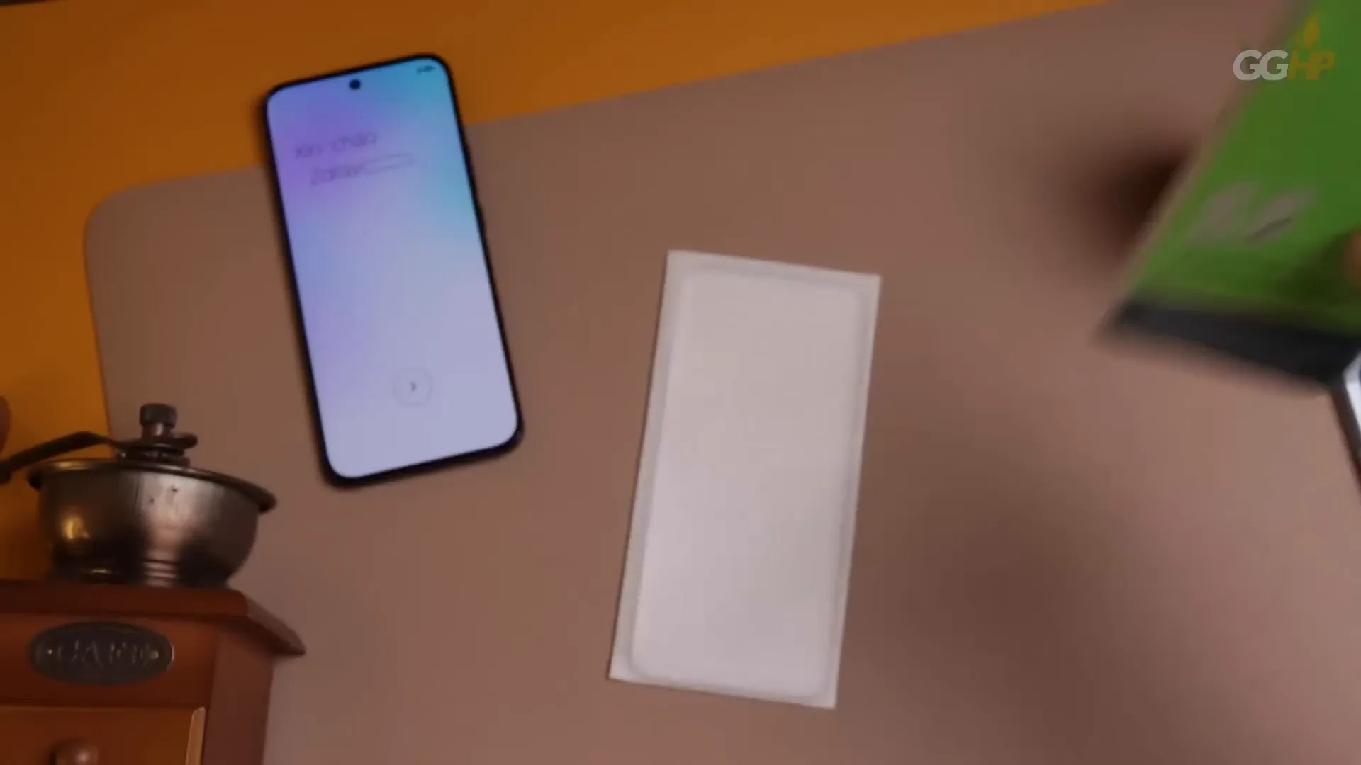 Layar AMOLED 3D curved dengan refresh rate 144Hz dan fitur fingerprint in-display