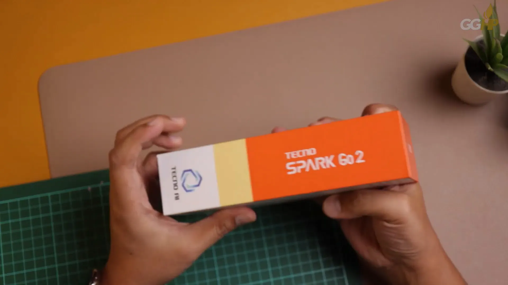 Kotak kemasan Tecno Spark Go 2 warna oranye dengan tulisan Tekno AI