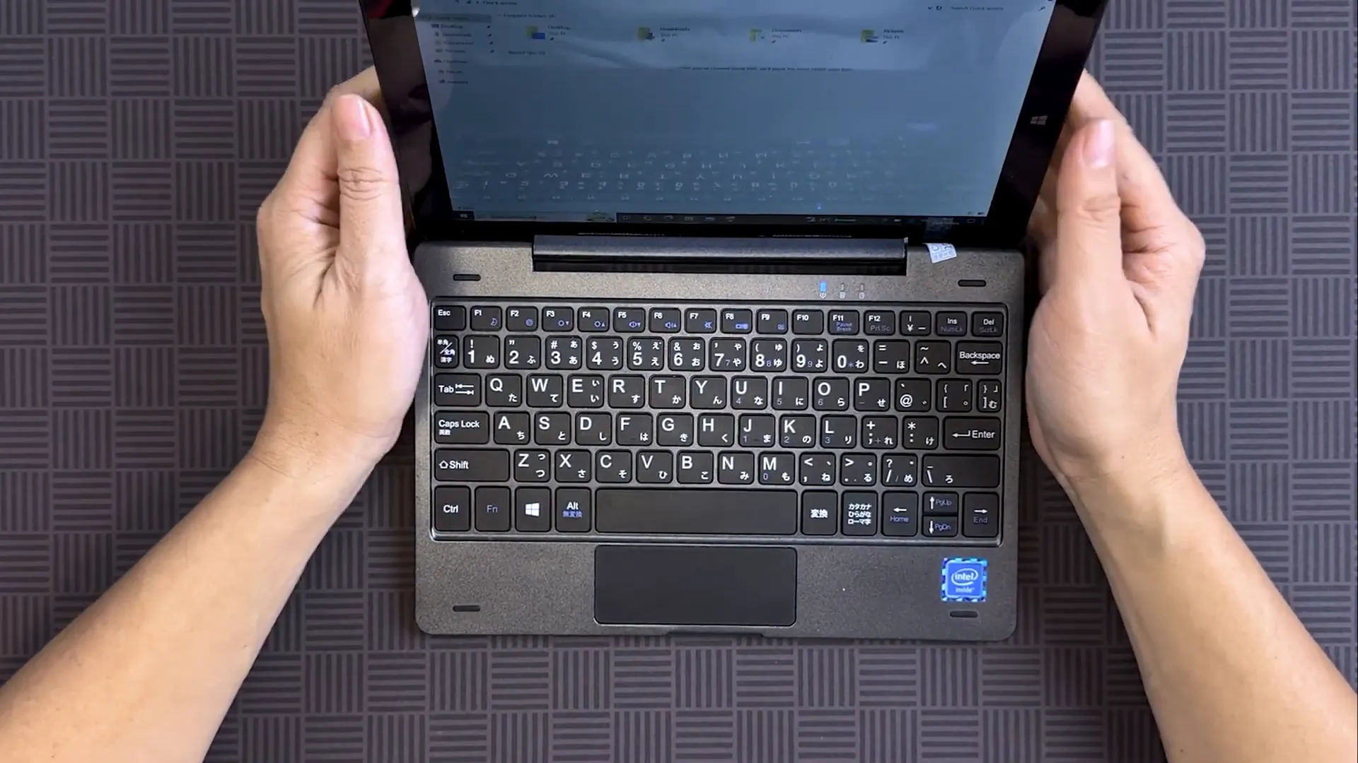 Ilustrasi konektor dock keyboard yang memerlukan pemasangan sempurna hingga indikator LED menyala