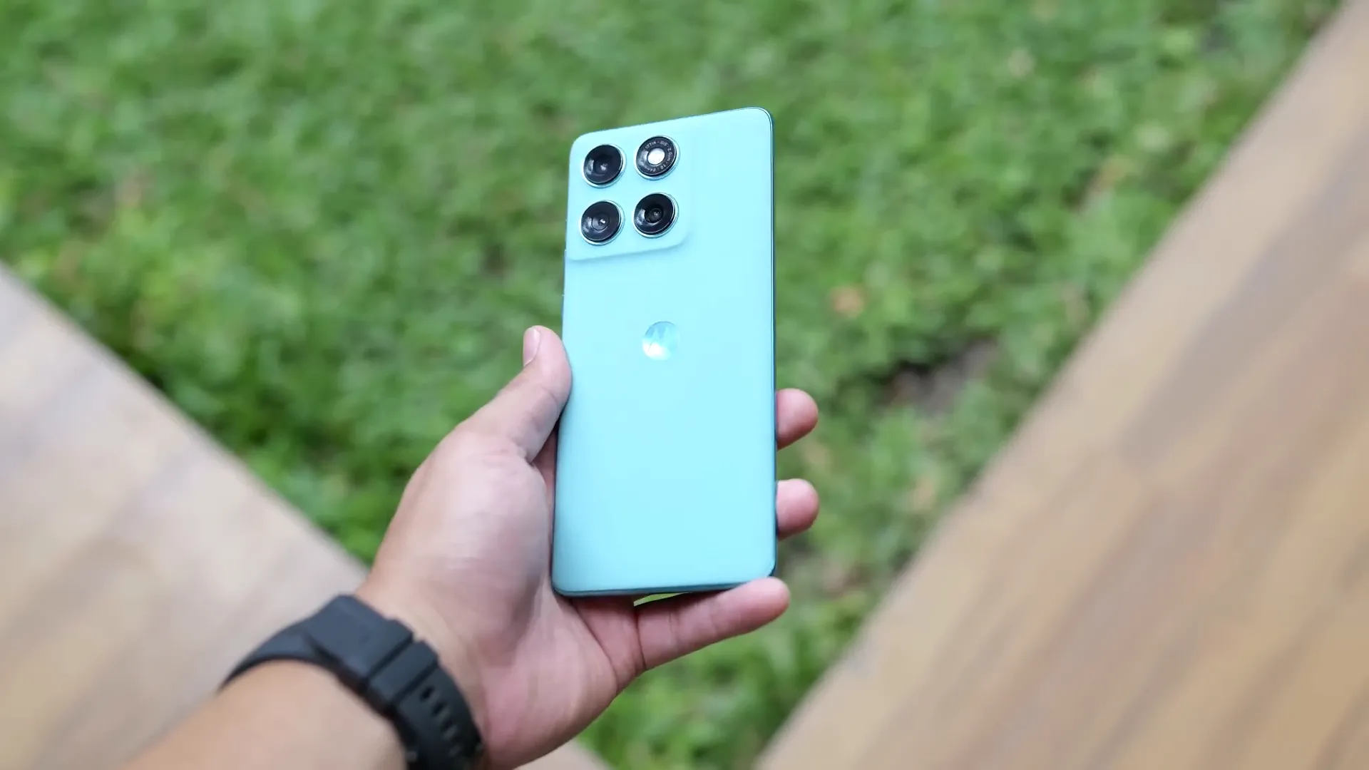 Bagian belakang Motorola Edge 60 Fusion dengan finishing kulit vegan
