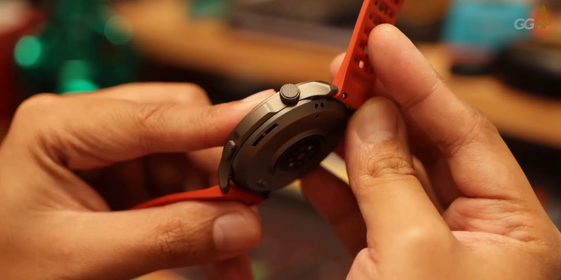 Amazfit Balance 2 dengan strap merah ikonik