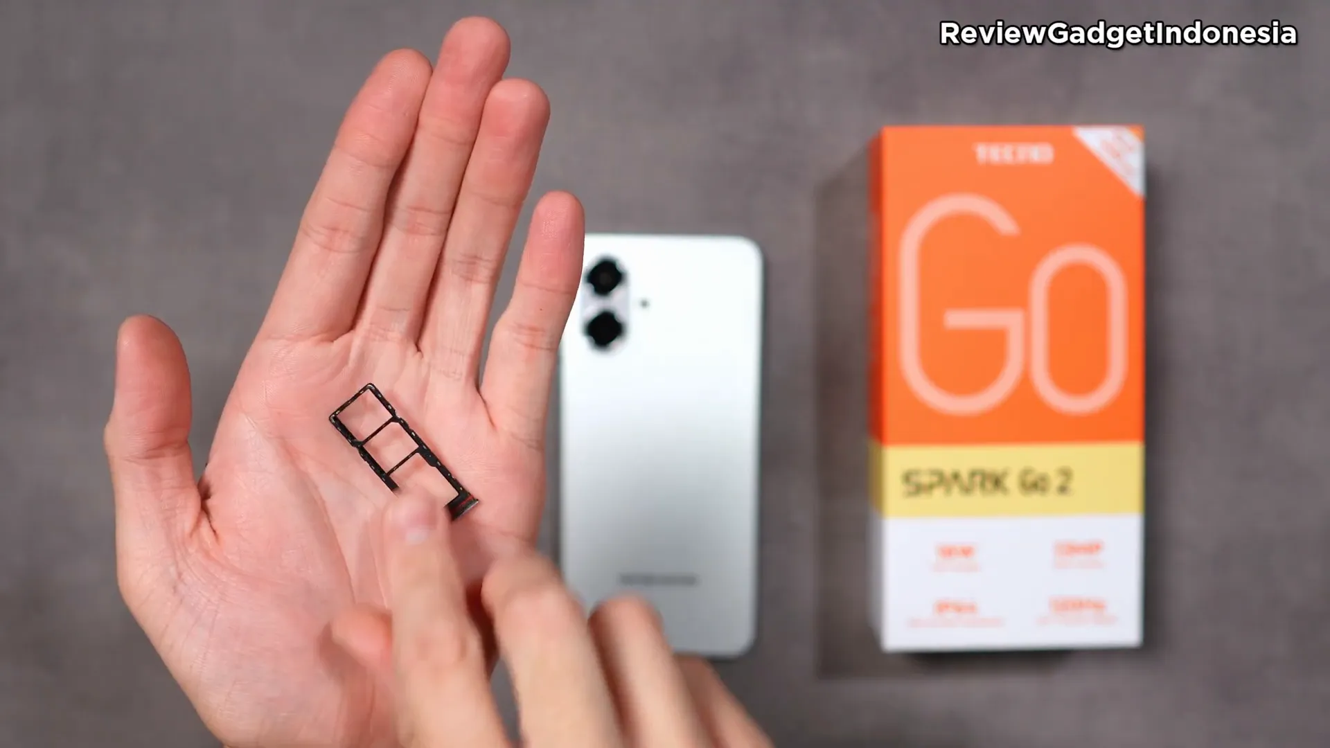 Slot dual SIM dan microSD, serta port jack 3.5mm pada Tecno Spark Go 2