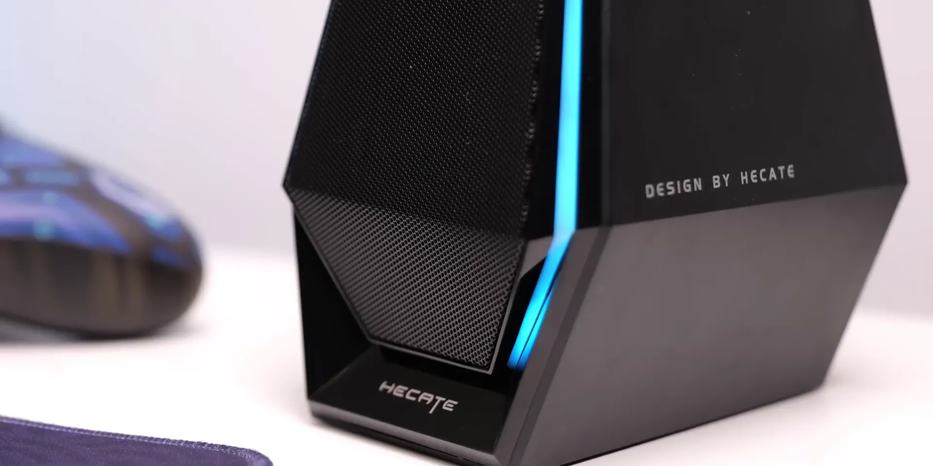 Sistem audio 2.1 channel Edifier G1500 Max dengan subwoofer kayu dan speaker satelit