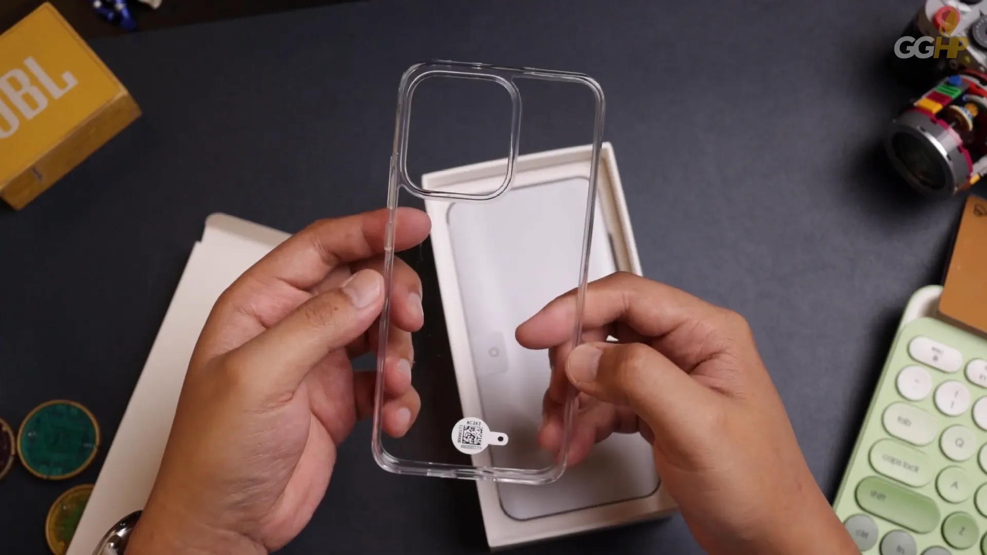 Isi paket pre-order OPPO Reno14 5G dengan hardcase dan charger SuperVOOC