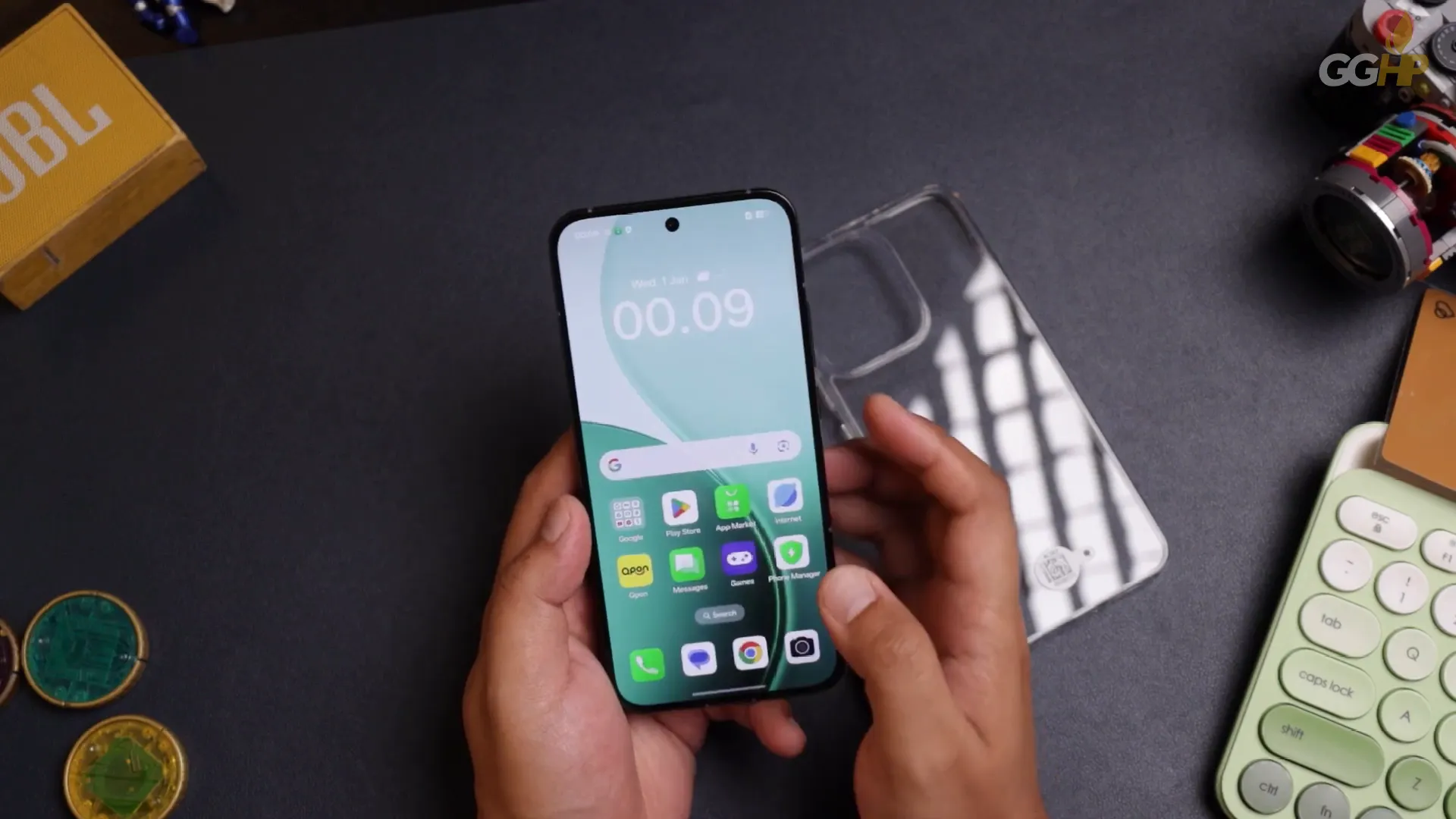 Tampilan OPPO Reno14 5G dengan hardcase transparan yang disertakan dalam paket