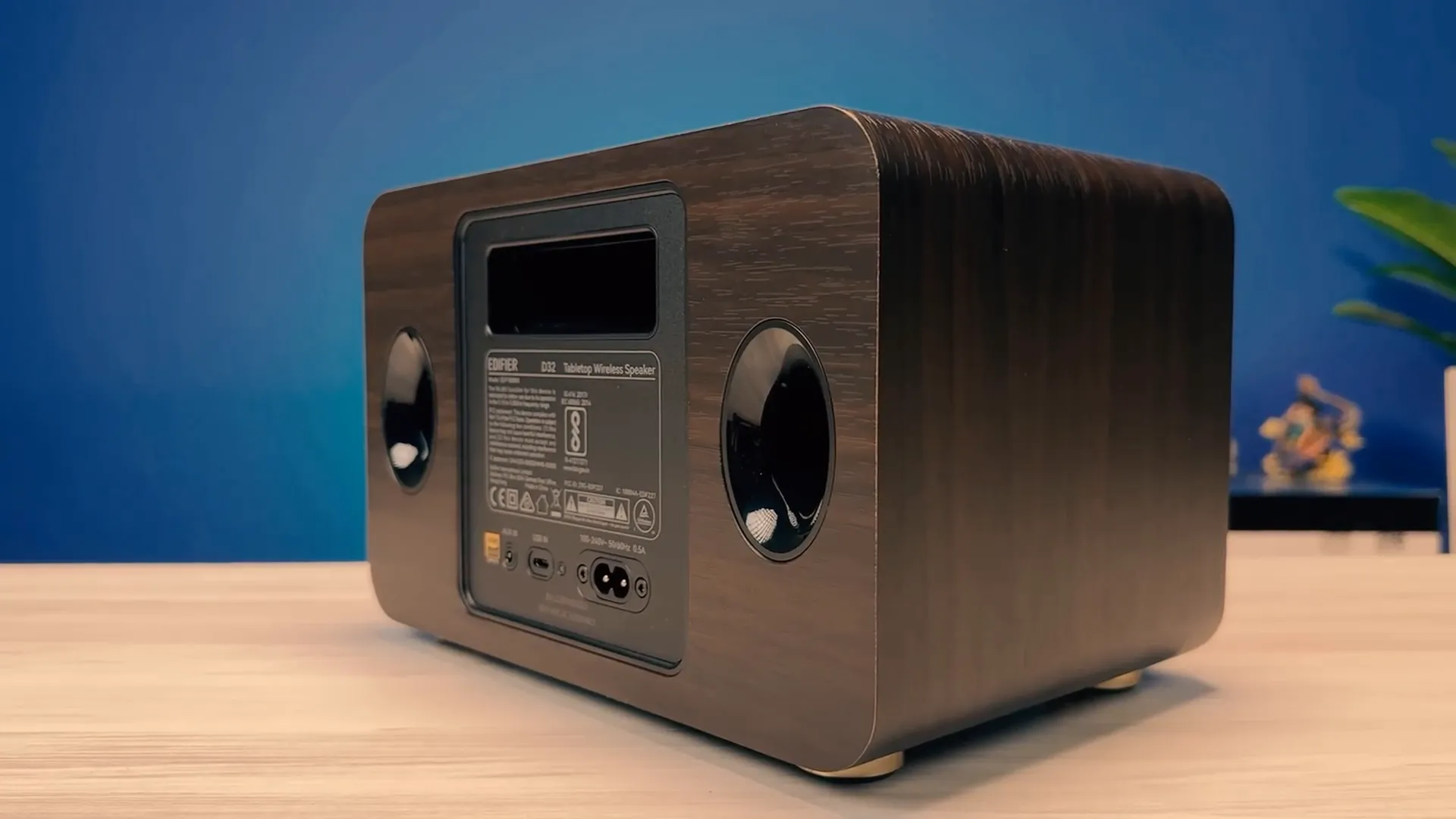 Desain vintage speaker Edifier D32 dengan bodi kayu MDF