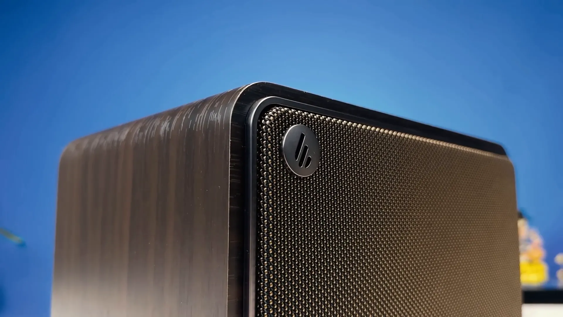 Bagian depan speaker Edifier D32 dengan kain premium dan bingkai krom oval