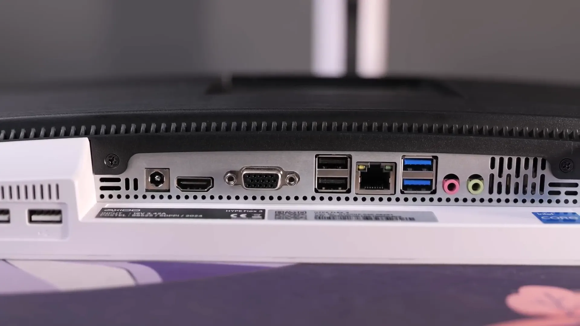 Panel belakang Axioo Flex 3 menunjukkan port USB-A, VGA, HDMI out, LAN, dan audio jack