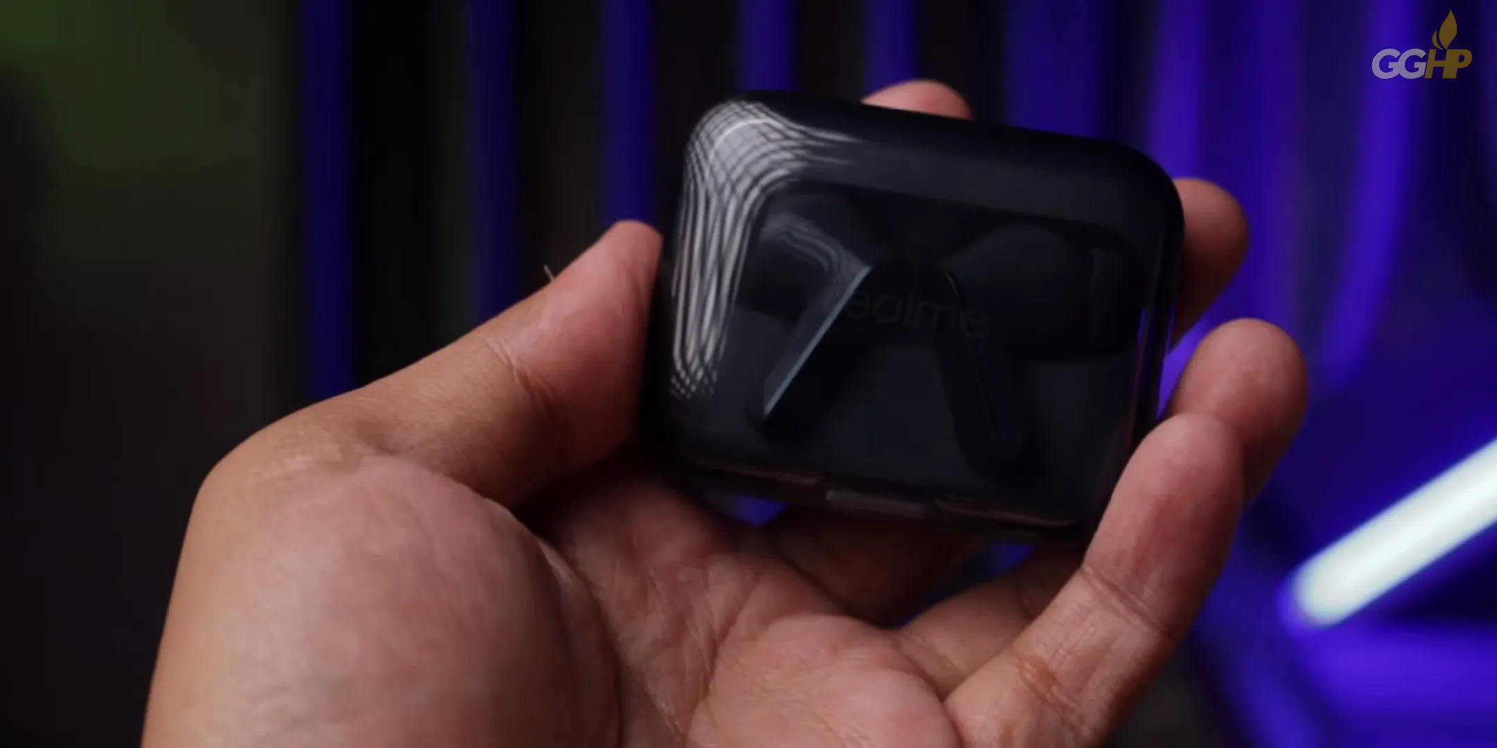 Desain Realme Buds Air7 warna moss green dengan finishing glossy dan matte