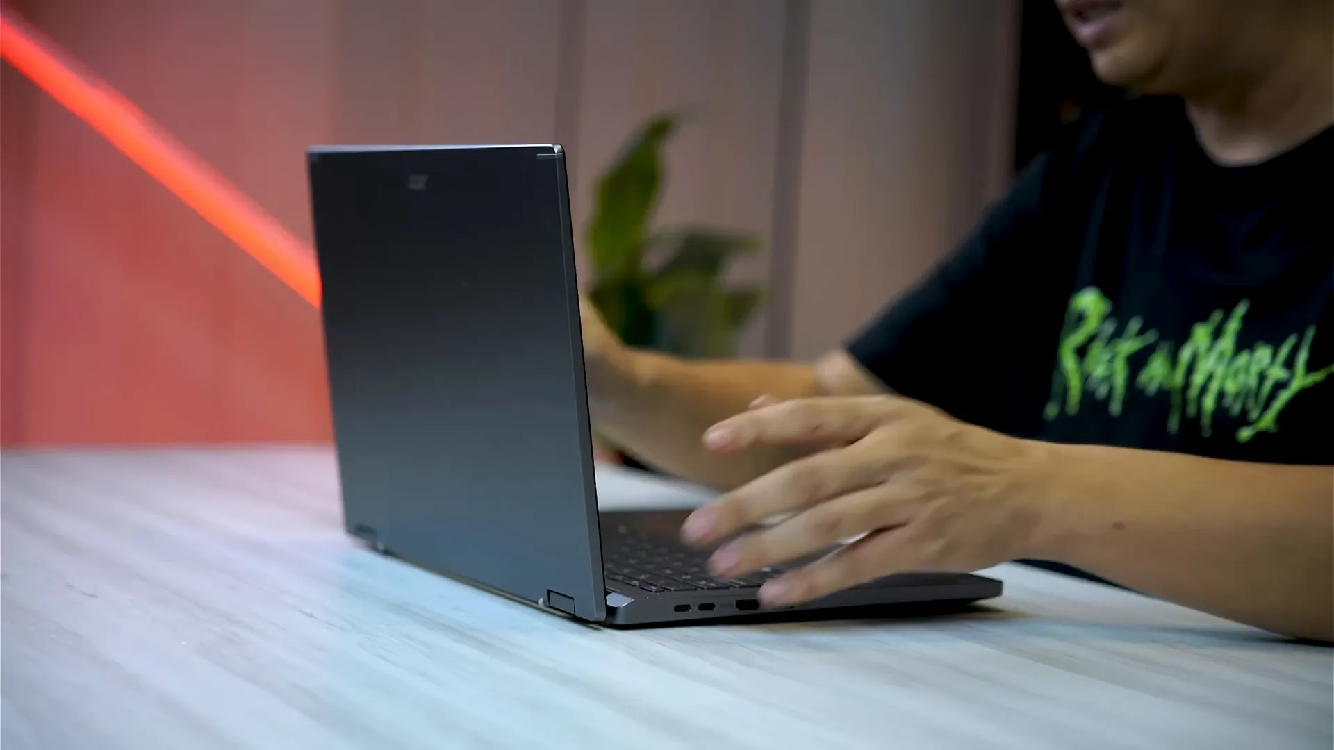 Port Thunderbolt, USB-A, HDMI, dan tempat stylus di sisi bodi Acer Spin 14