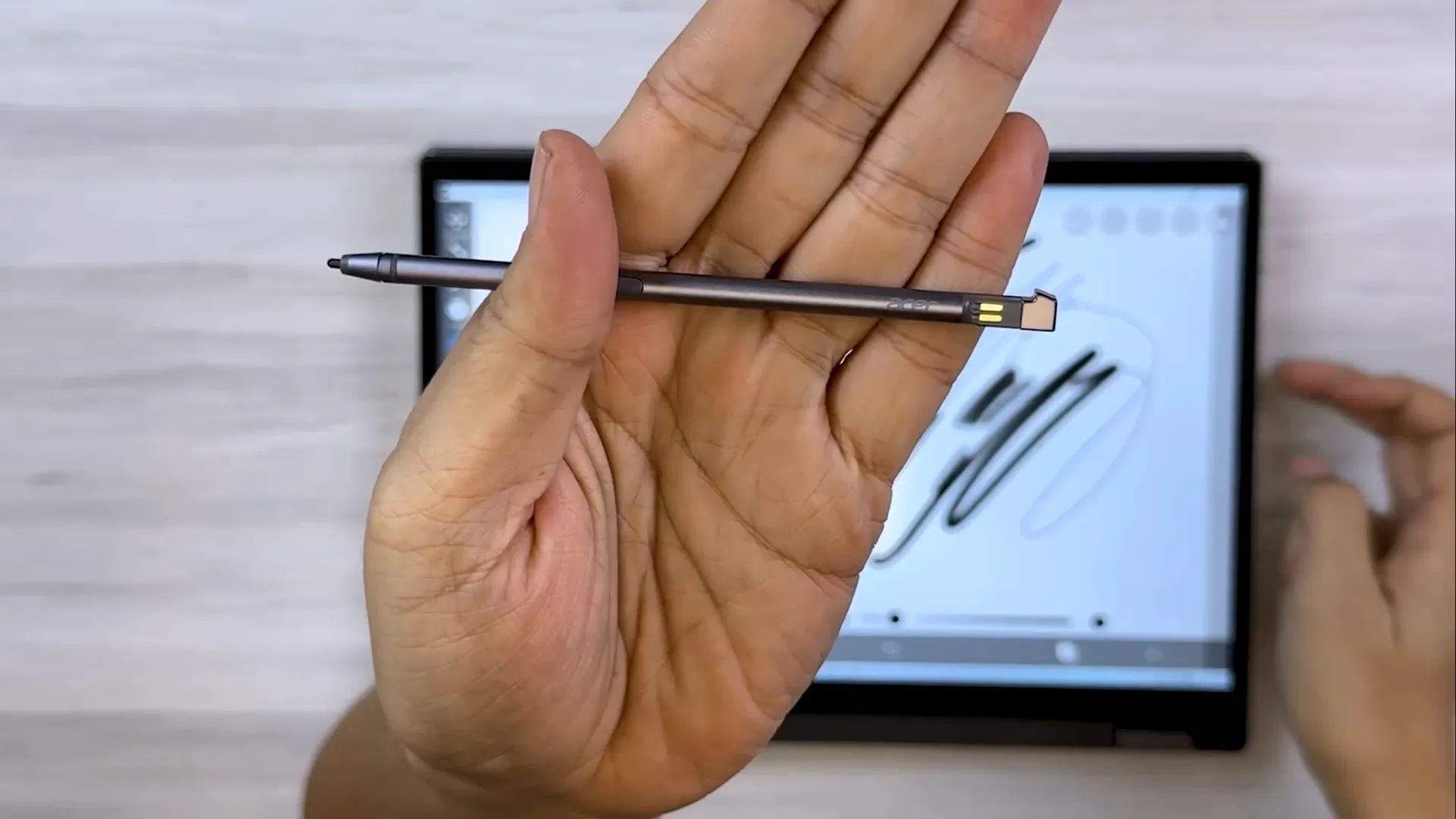 Stylus Wacom Certified terpasang dan mengisi daya di bodi Acer Spin 14; demo tekanan saat menggambar di aplikasi ibisPaint