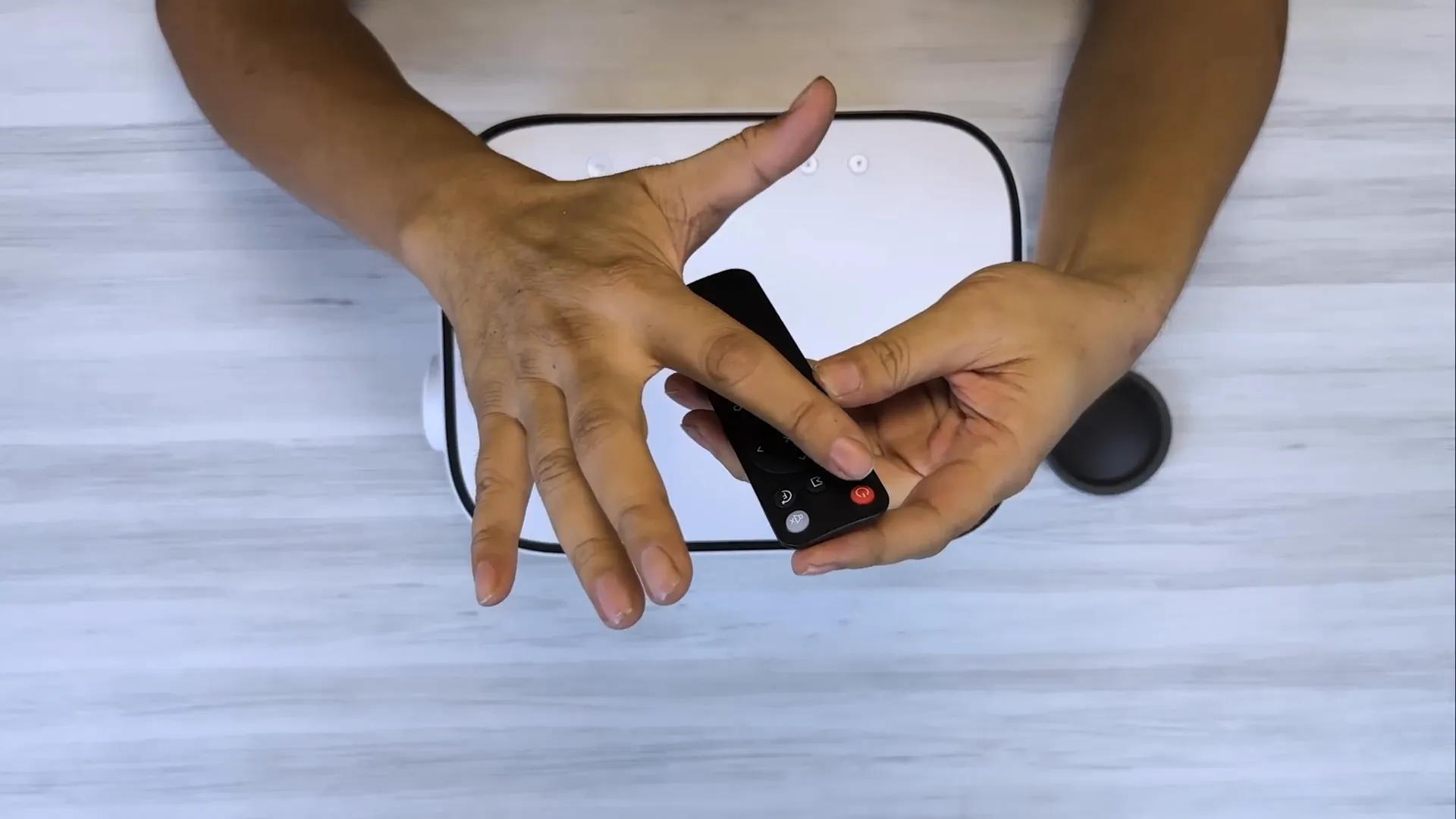 Remote control Ace Real EZS01 dengan tombol navigasi lengkap