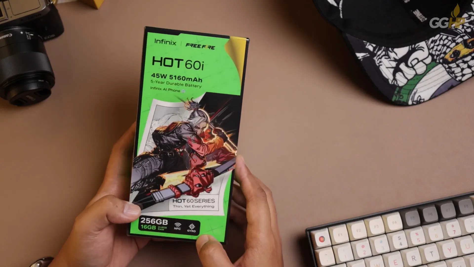 Unboxing Infinix HOT 60i dengan paket lengkap dan tombol AI berwarna hijau